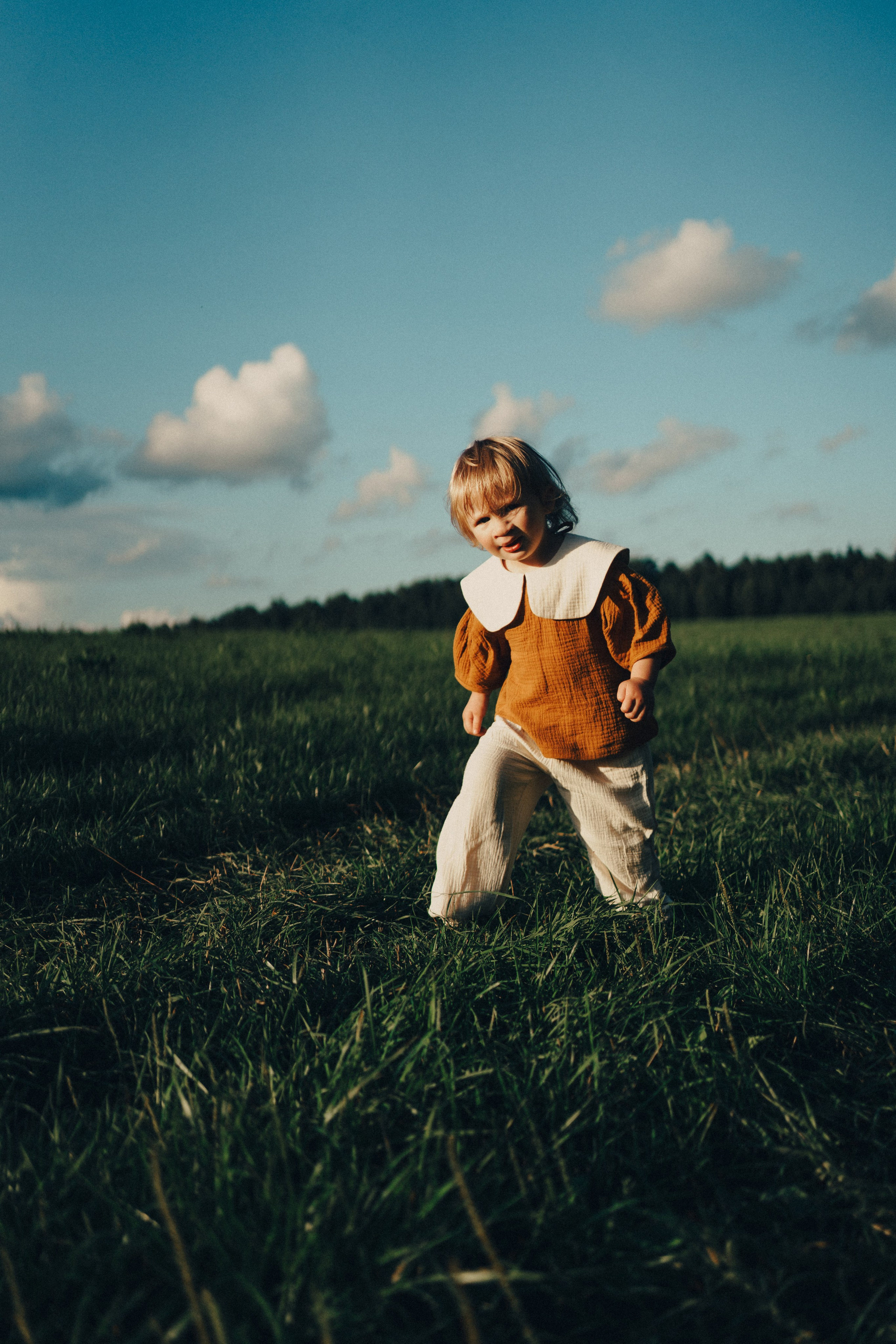 Малышка Арина в полях. Семейный и детский фотограф и видеограф в Москве, Серпухове и Тарусе Валерия Сорокина