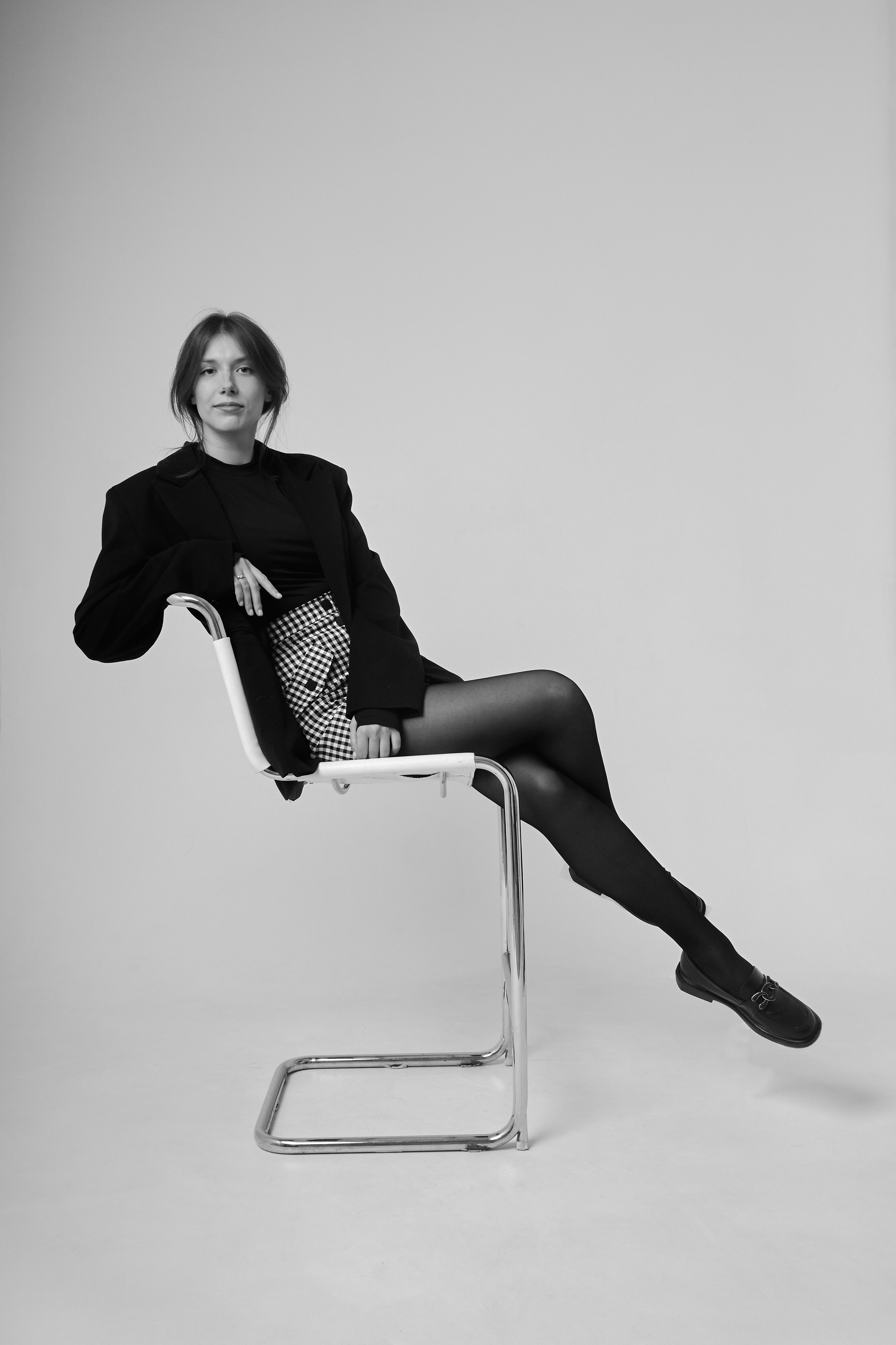 Красивая девушка на модном стуле