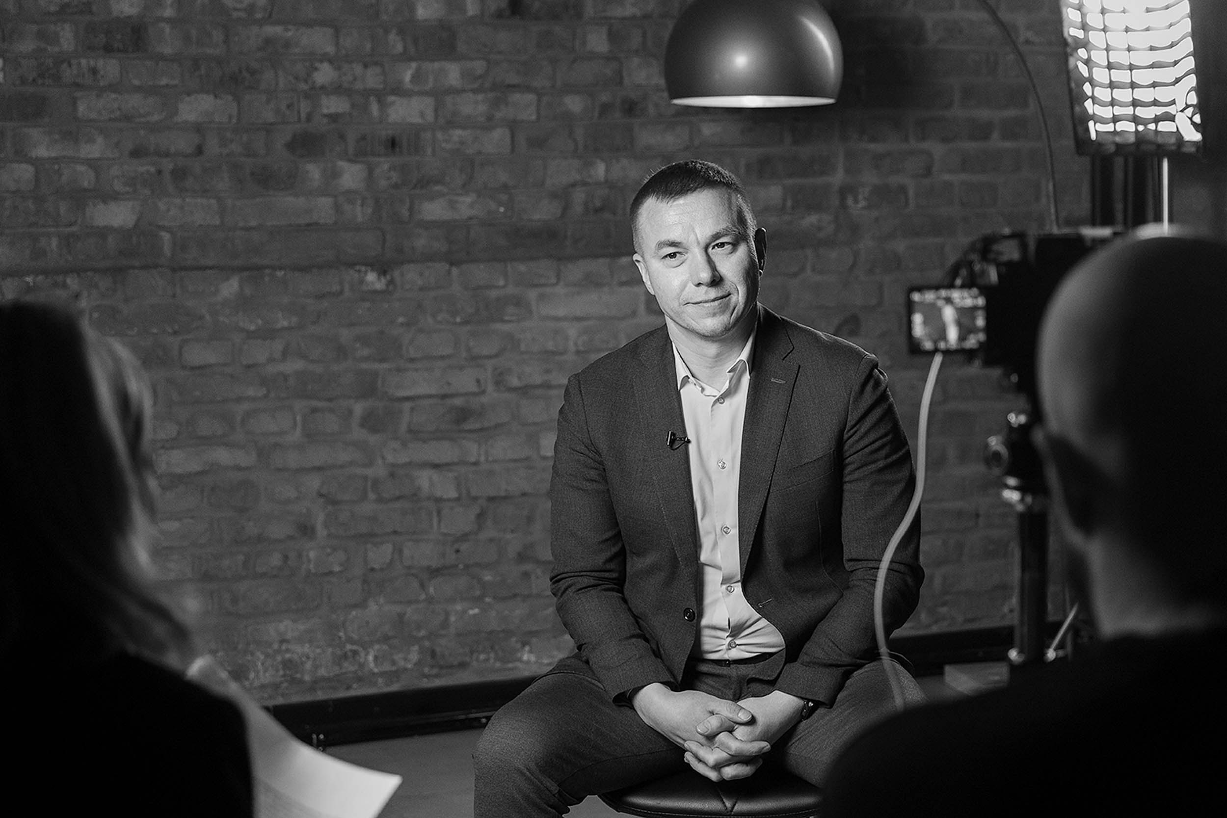 Бэкстэйдж интервью мужчины в пиджаке со спины оператор