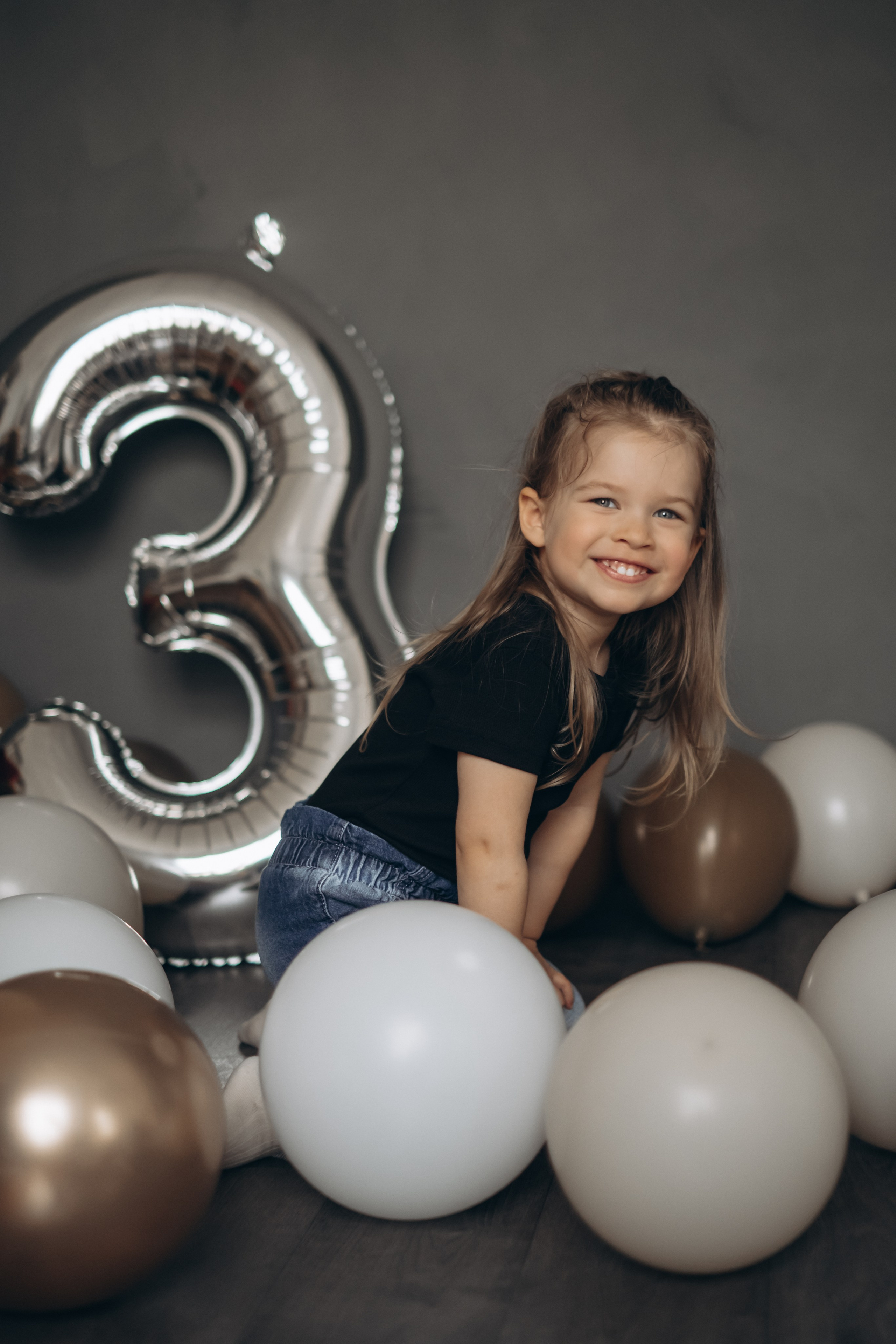 Фотосессия «День рождения» в минималистичной студии. Фотограф Новосибирск Анна Рождественская