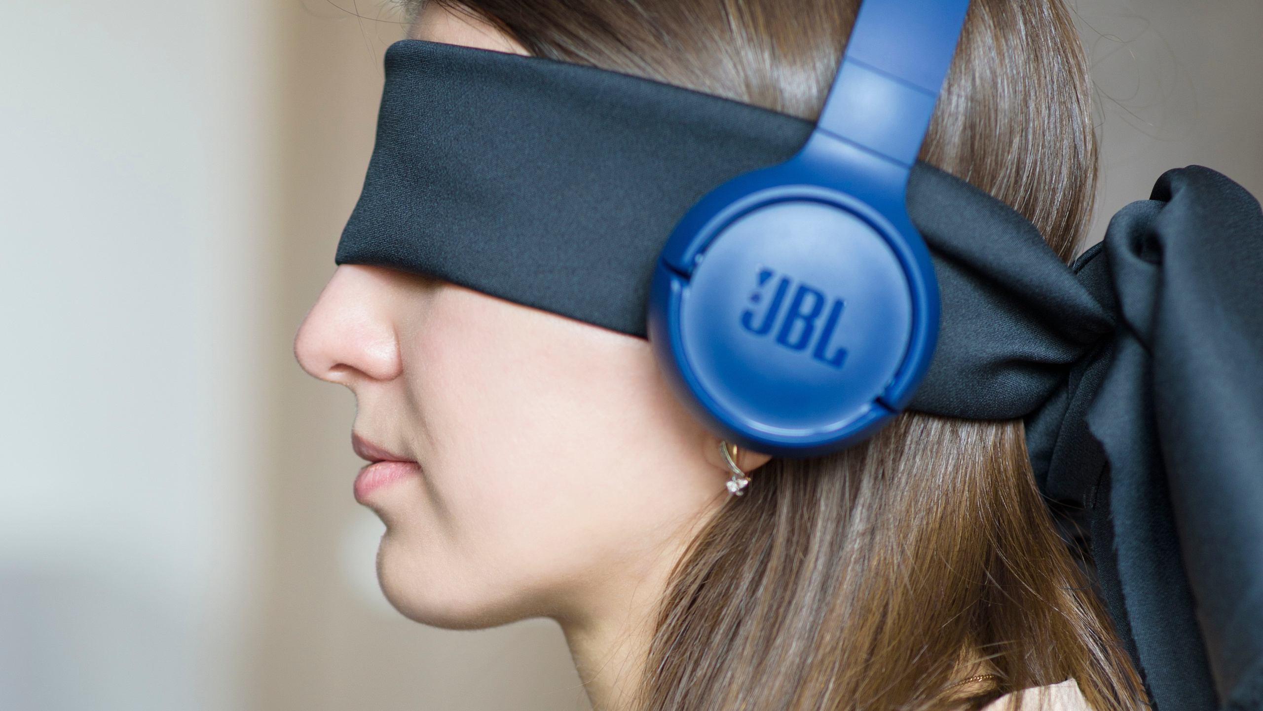 Фотопроект самоизоляция, одиночество, девушка в повязке. арт-фотография, философия, наушники