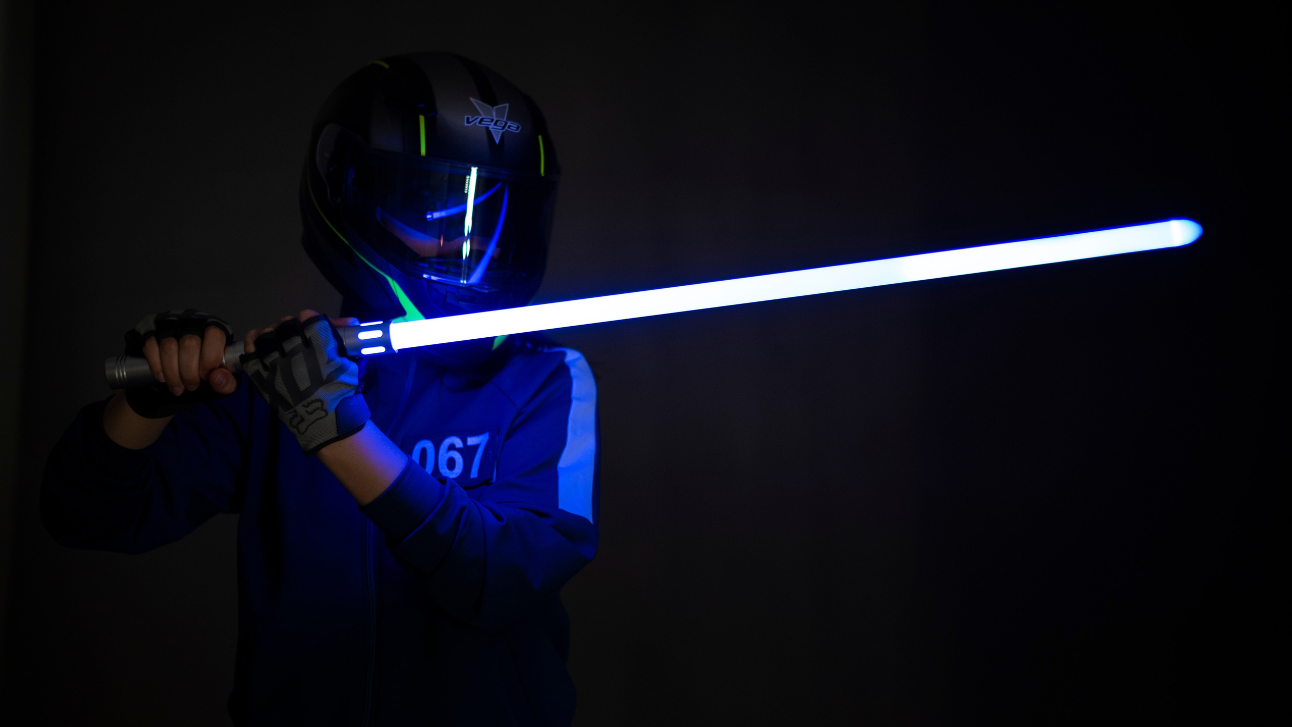 Фотопроект самоизоляция, сомнамбула, сновидческие видения, философия, одиночество, арт-фотография. девушка и световой меч