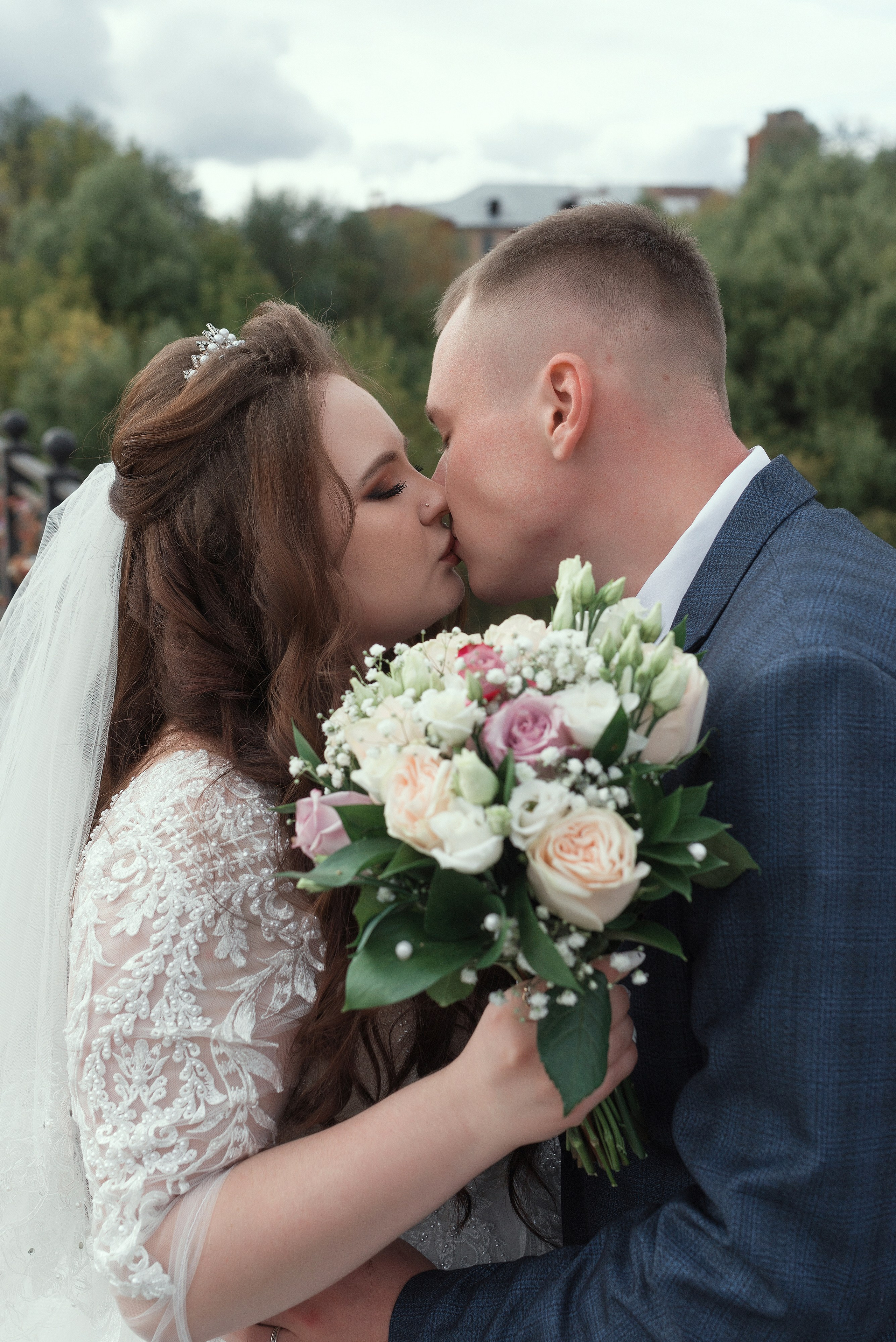 Свадебный фотограф Николай Коляганов провел свадебную фотосессию в г. Шуя сделан портрет молодоженов со свадебным букетом 