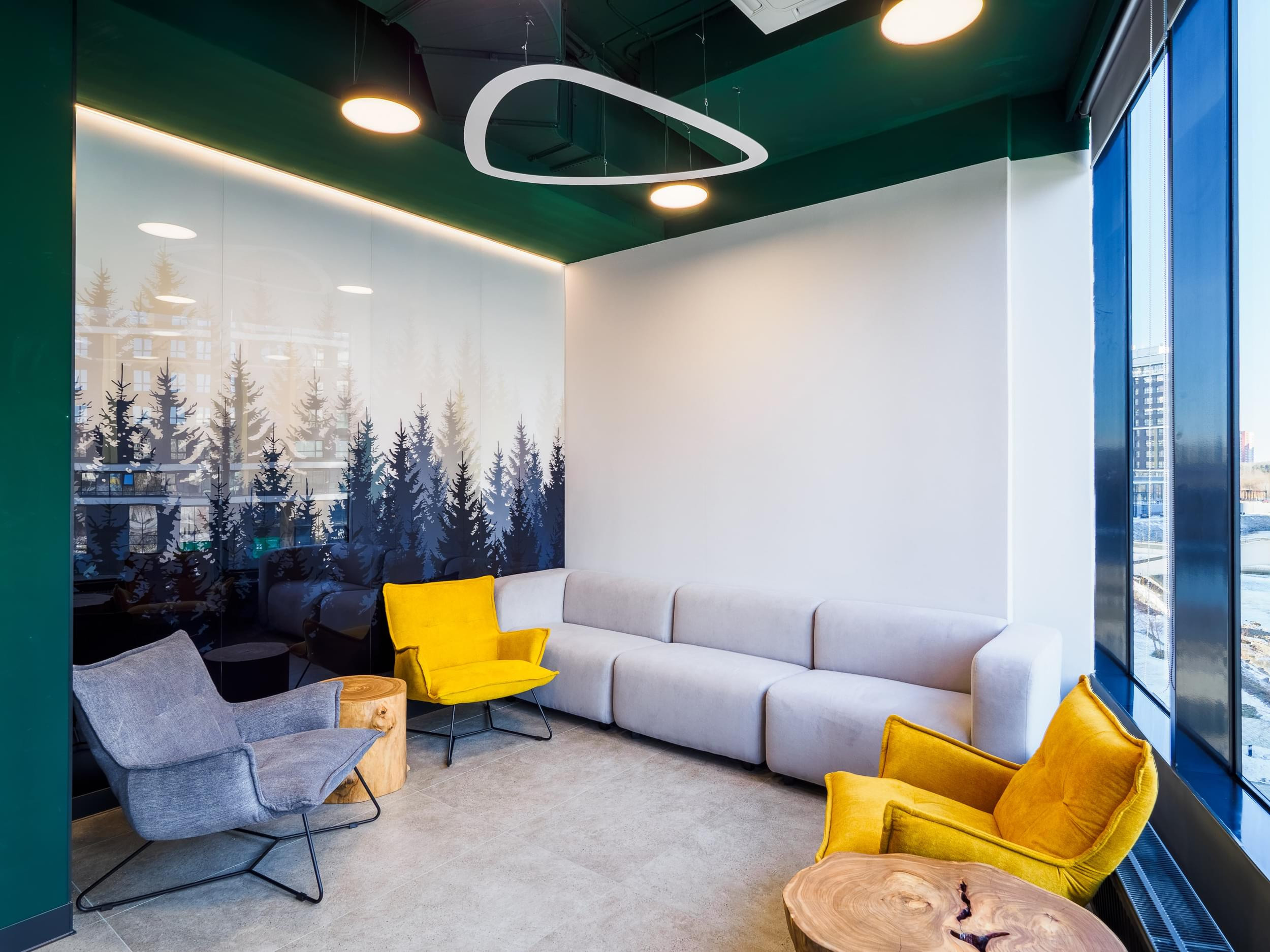 стеклянное панно в интерьере, зона отдыха, фотосъёмка интерьеров в Екатеринбурге