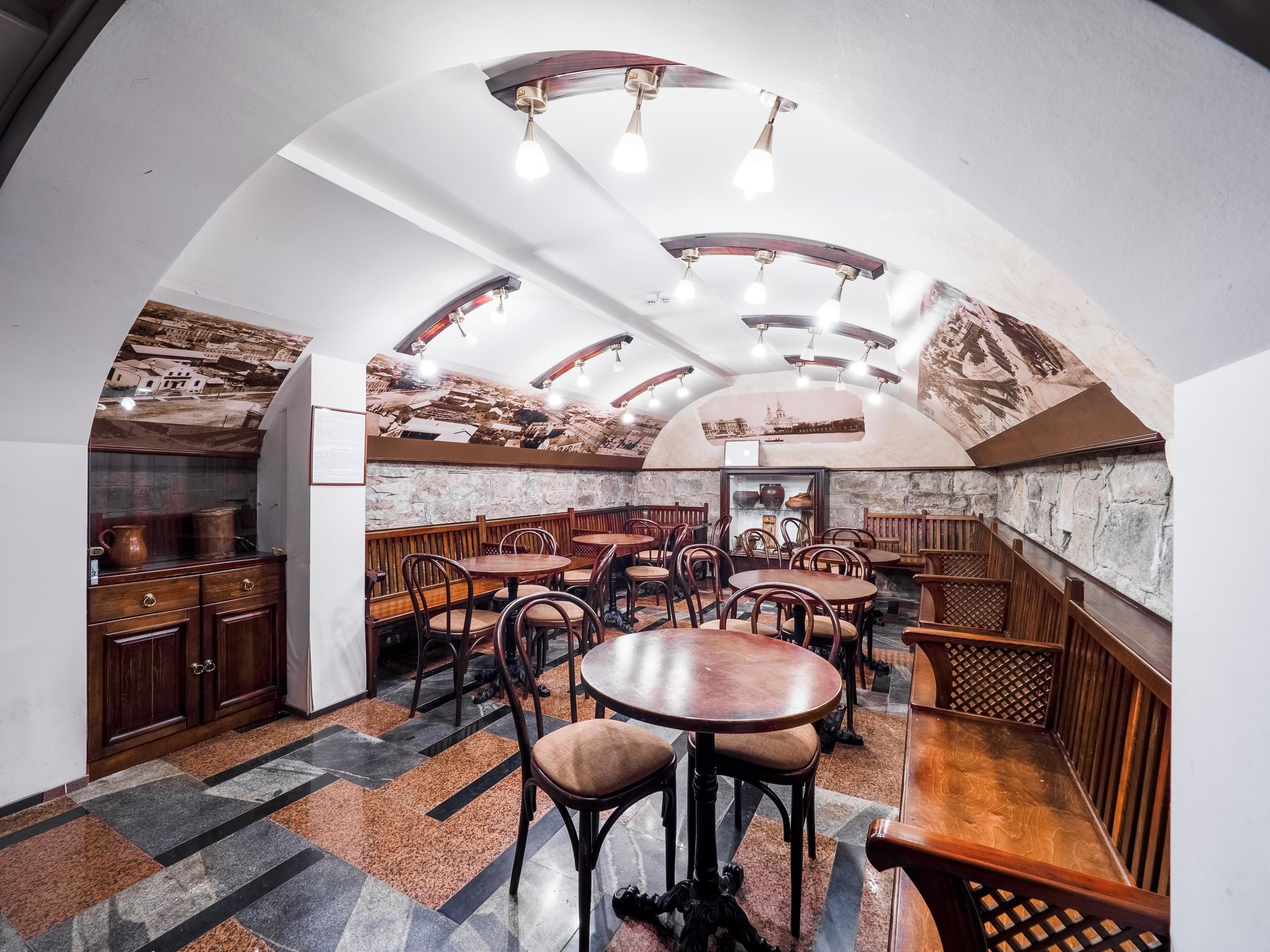 Винный погреб в музее истории Екатеринбурга, фотосъёмка интерьера кафе