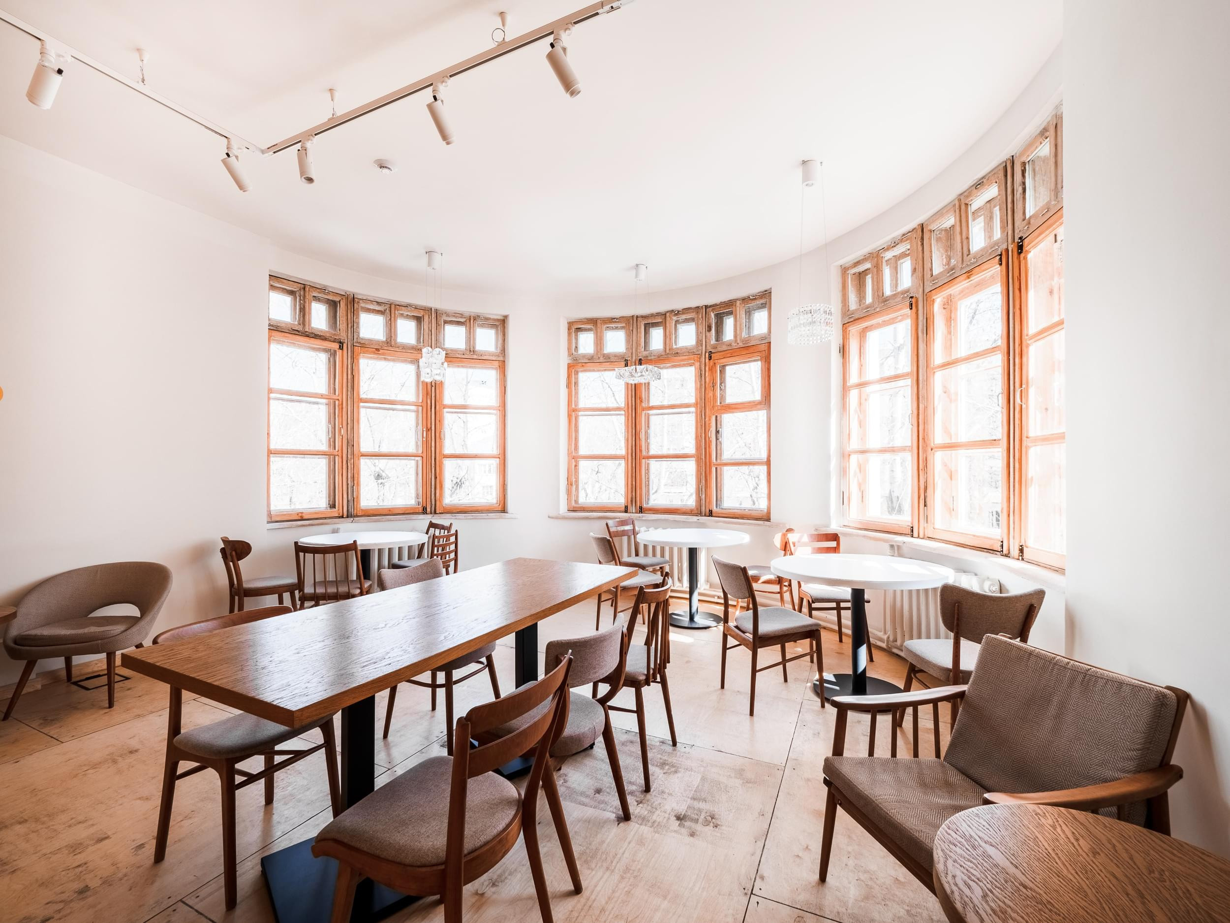 коворкинг Народные университеты в Л52 в Екатеринбурге в здании бывшей больницы