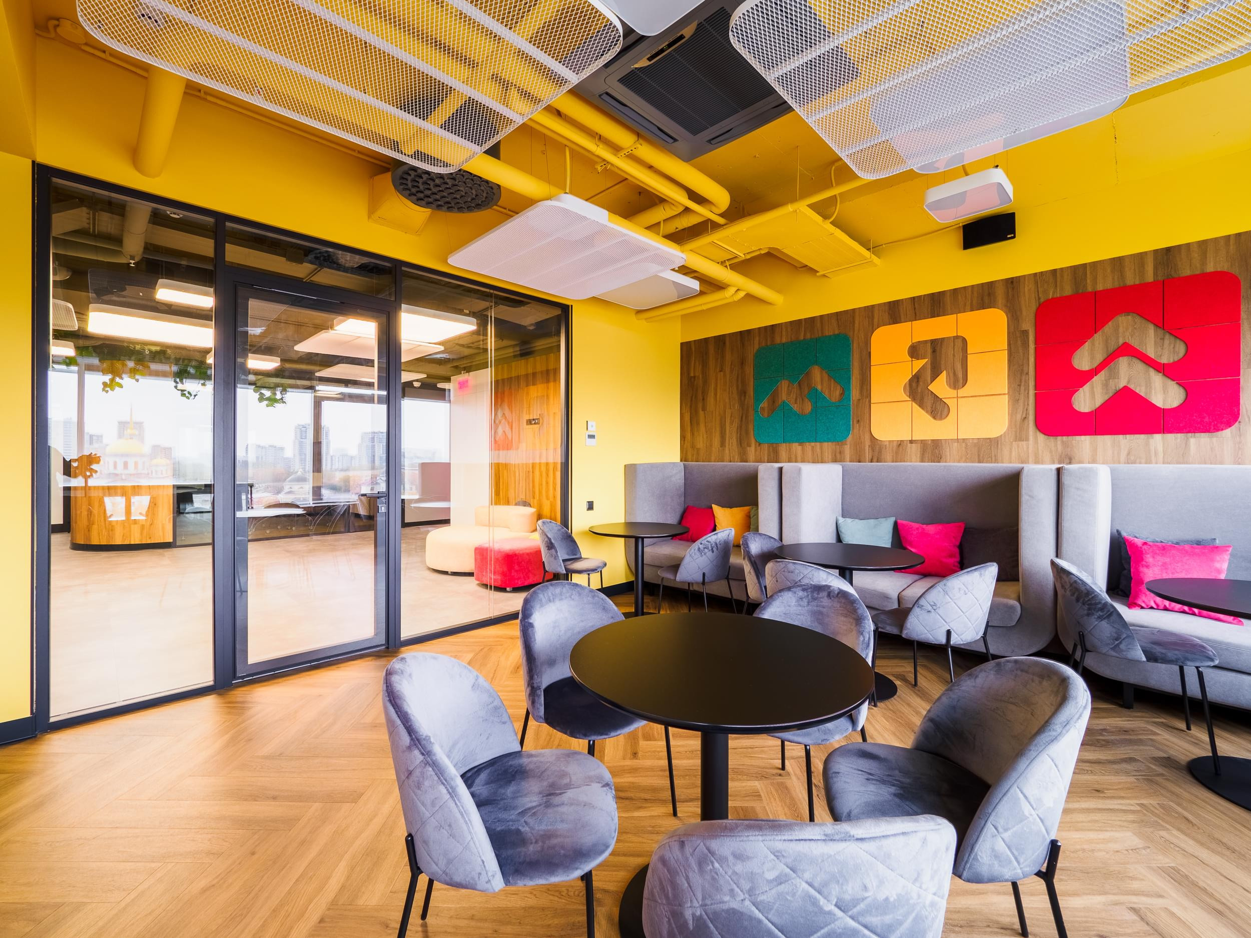 обеденная зона в офисе банка УБРиР