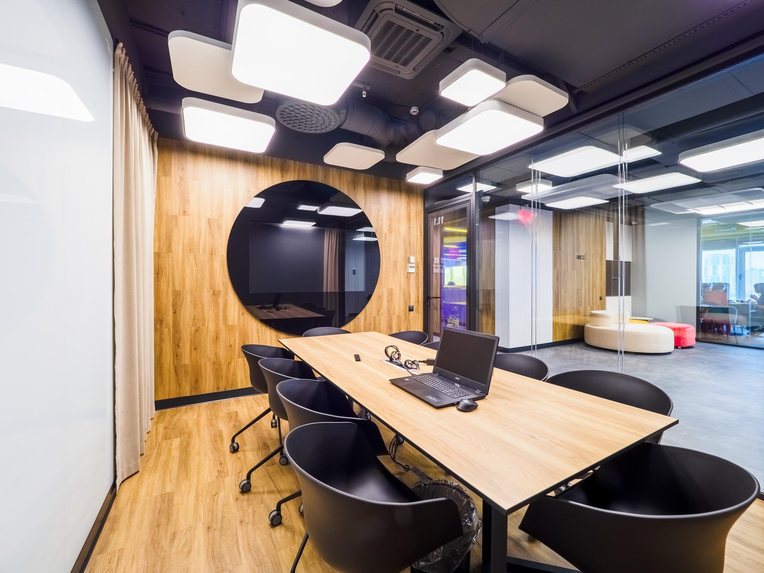 комната переговоров в банке УБРиР