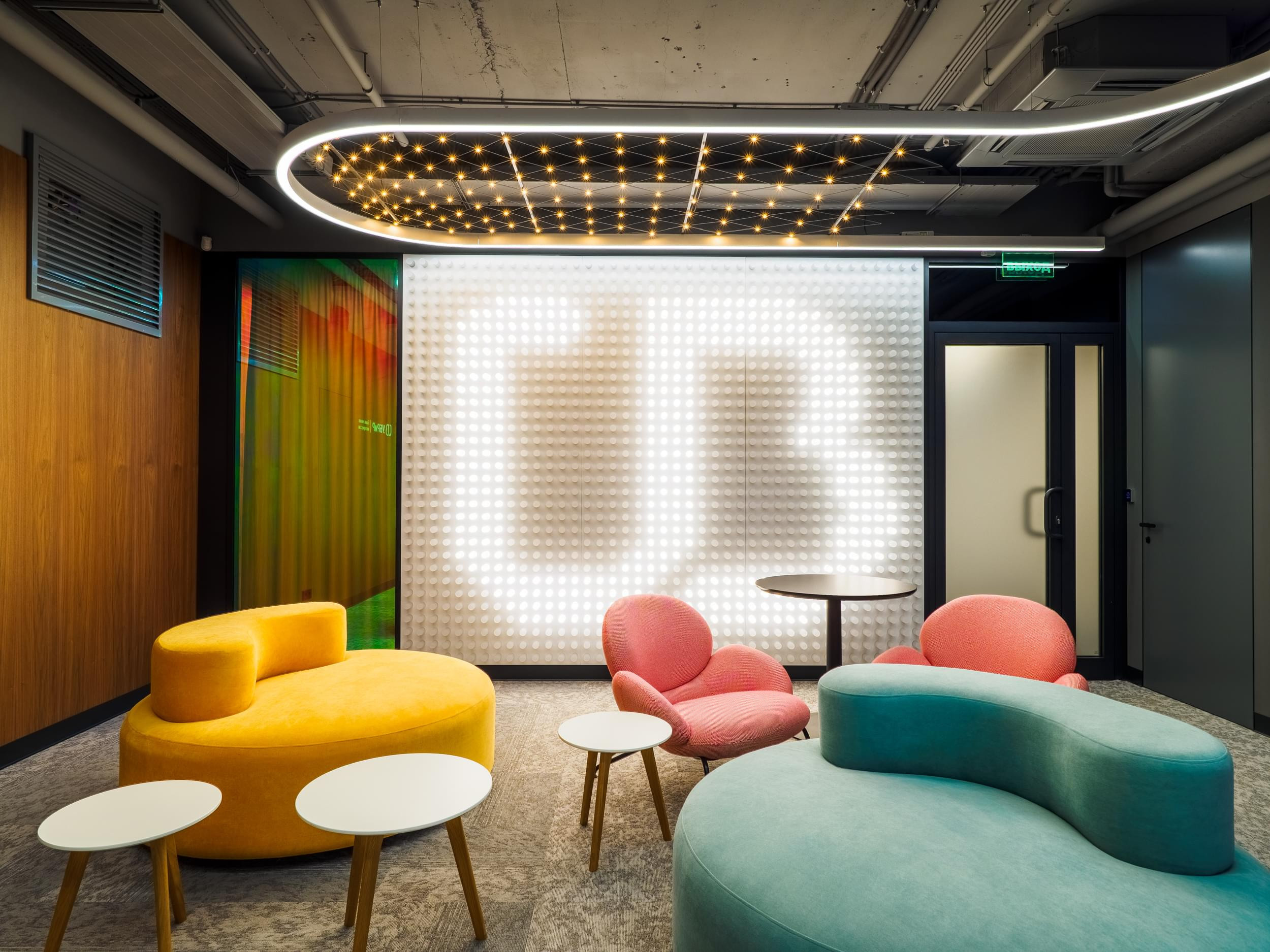 офис банка УБРиР, логотип УБРиР, интерьер