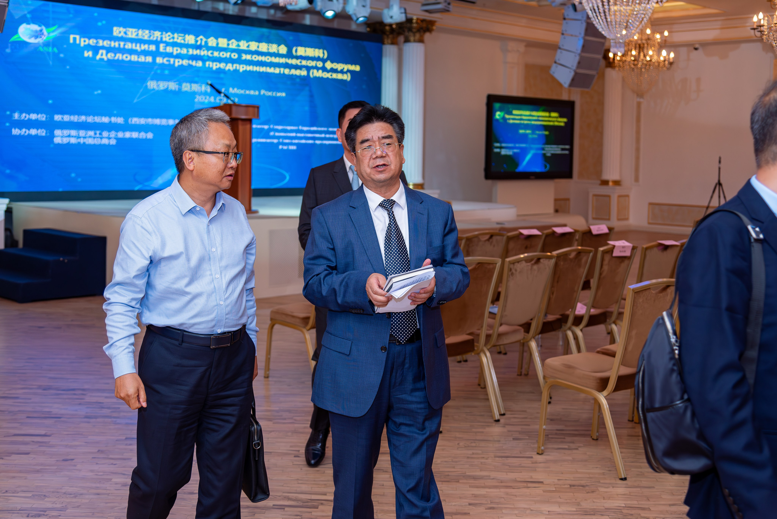 Профессиональная репортажная фотосъемка бизнес конференции,  в Москве, живые фото без фильтров. Используется полностью бесшумная полнокадровая фотокамера. 