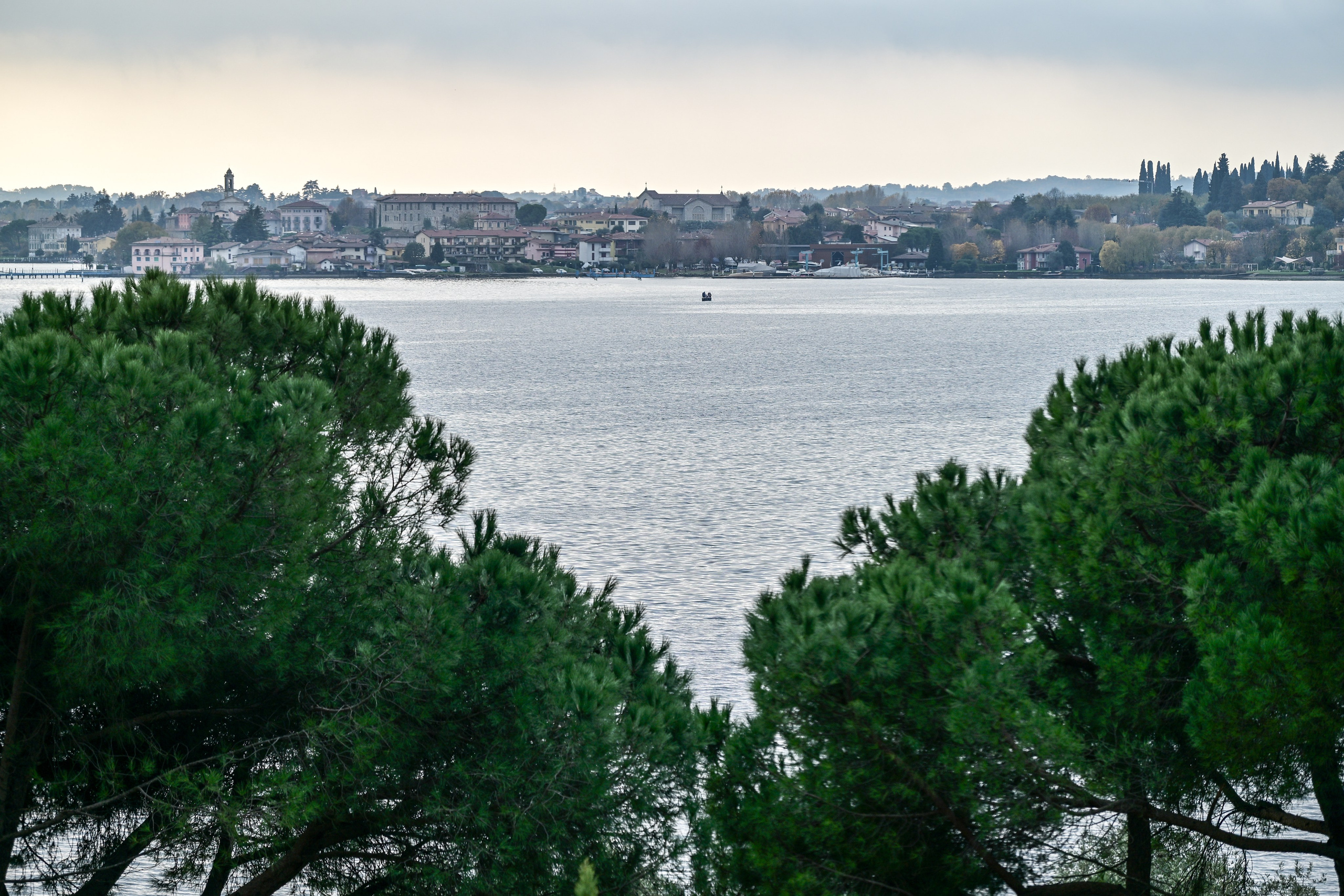 Lago d'iseo and hotel. Фотограф Минск