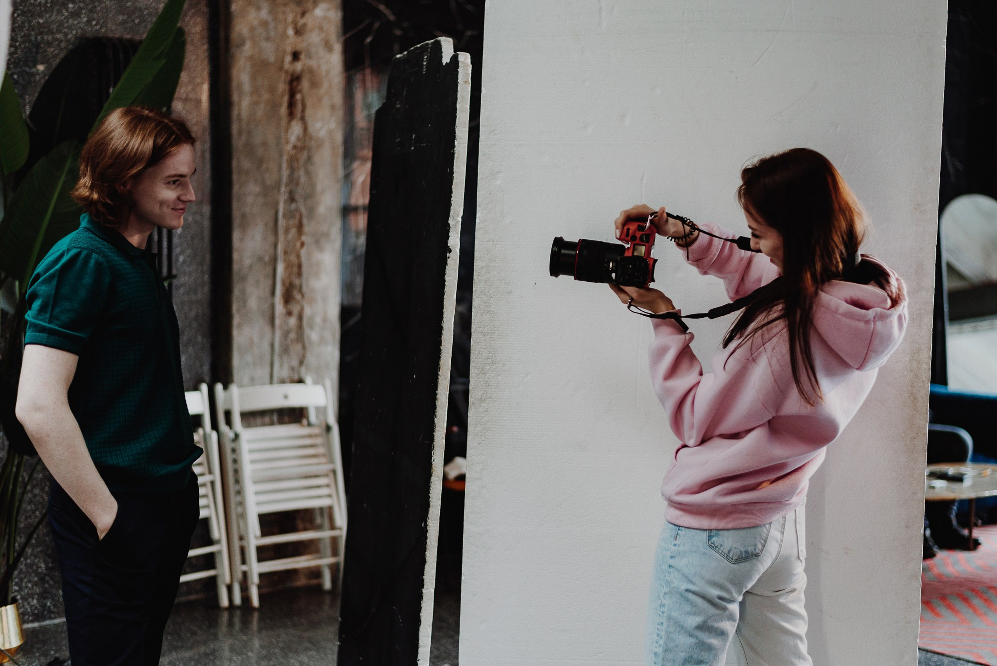 модель и фотограф в студии