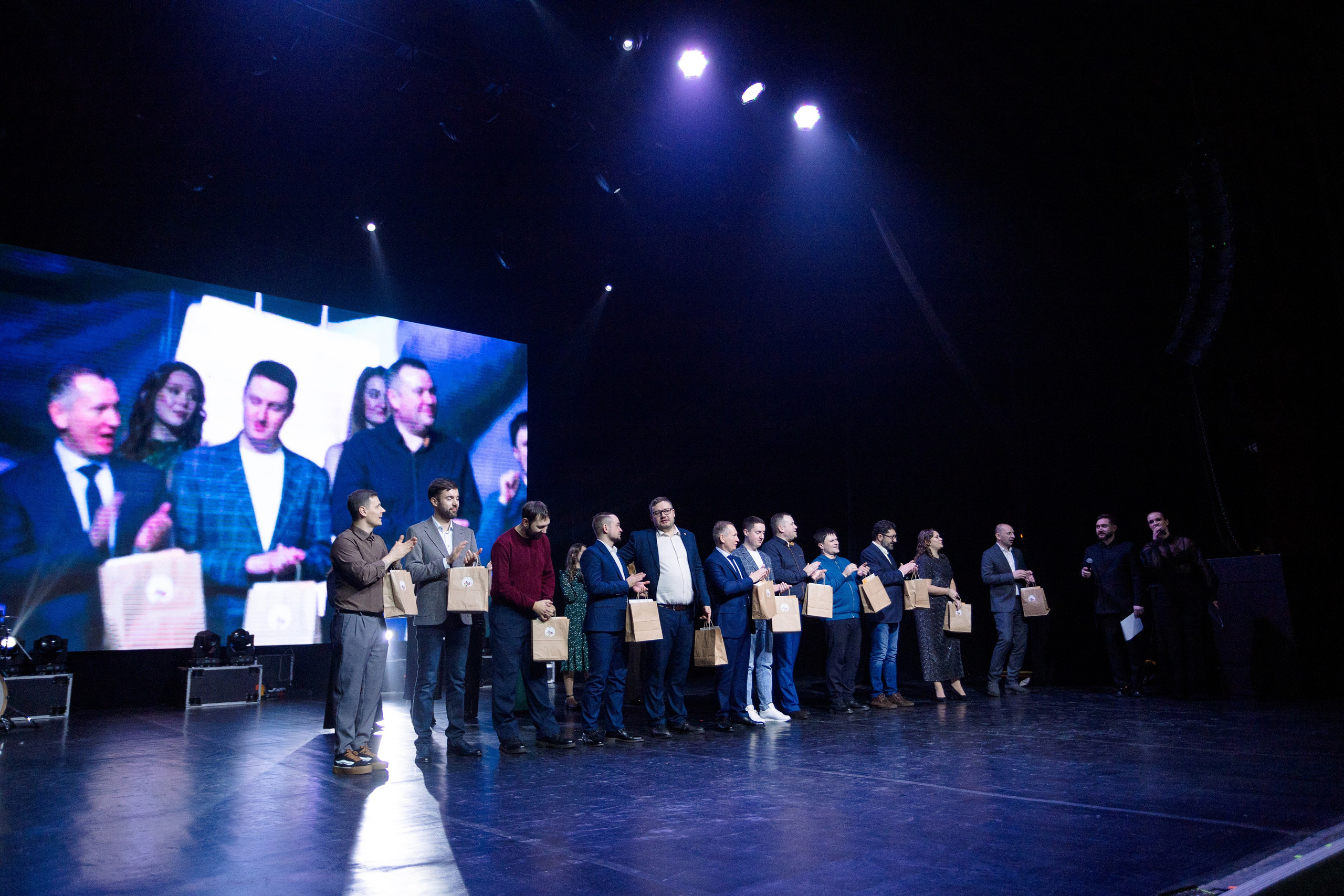 РЕПОРТАЖ: НОВЫЙ ГОД В ДК МЕТАЛЛУРГ. Профессиональный фотограф в Ижевске Леша Петров