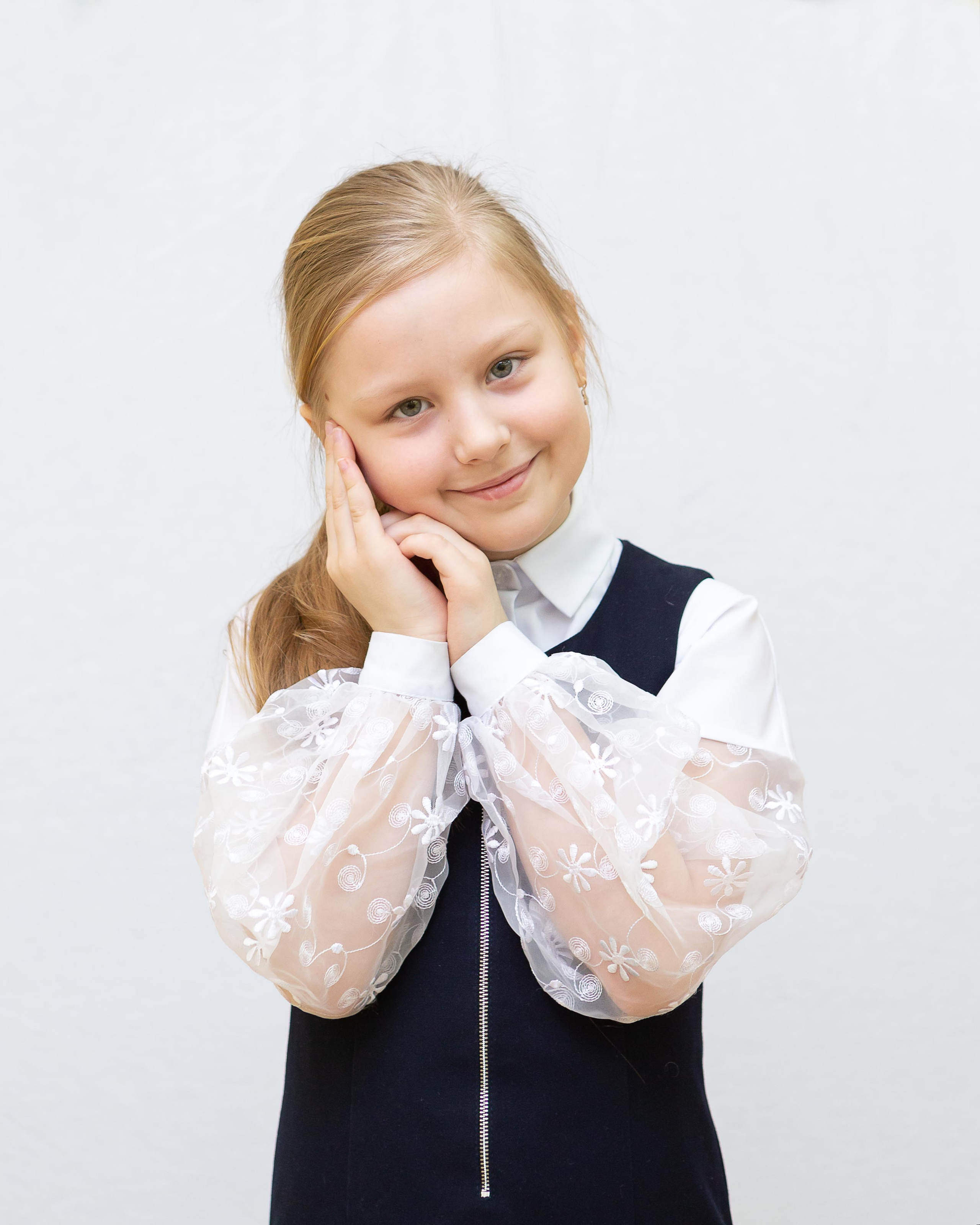 Красивая девочка руки у лица