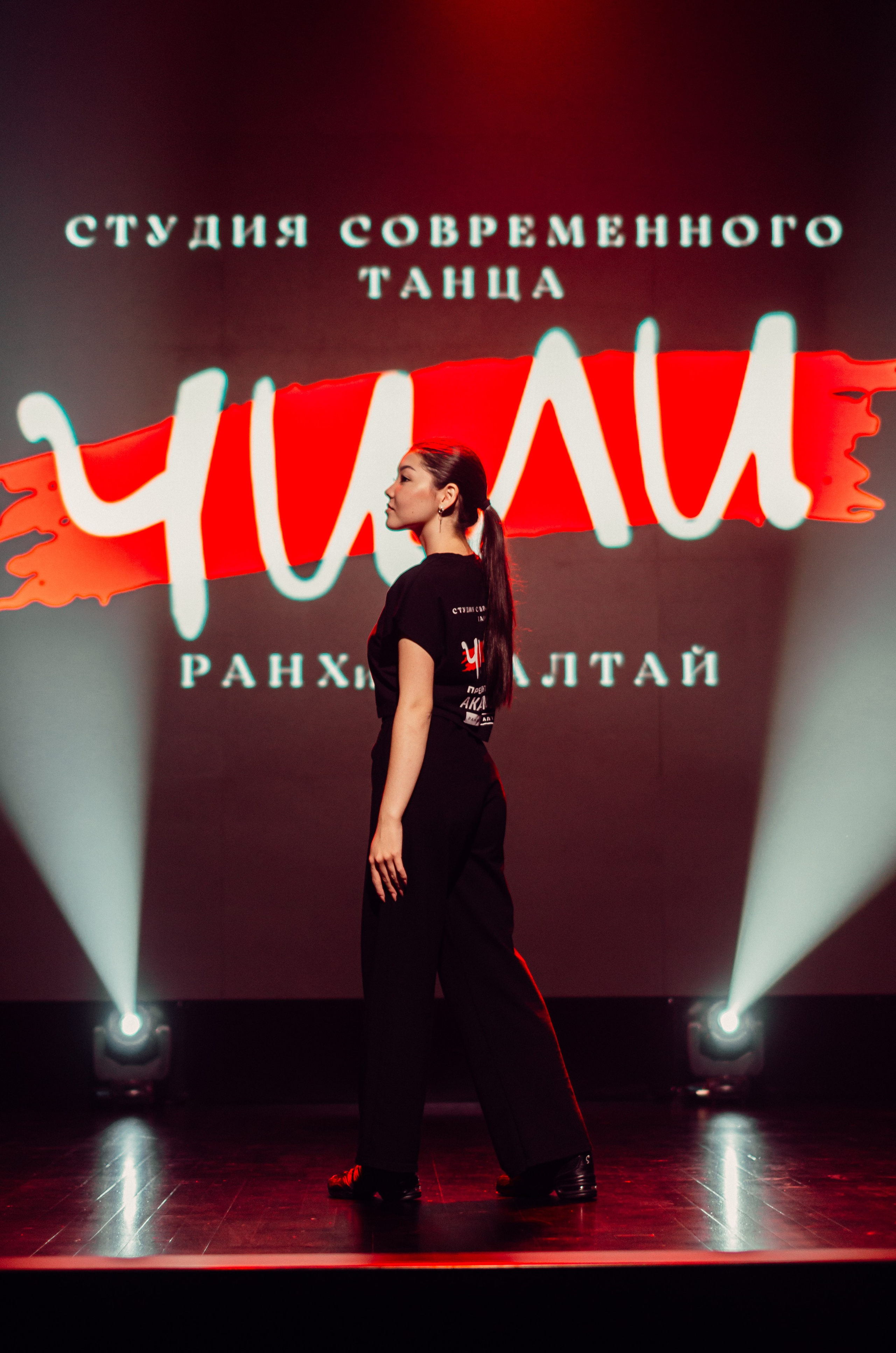 Групповая фотосъемка танцевального коллектива. Денисова Аля — фотограф для парных съемок и индивидуальных историй в Барнауле