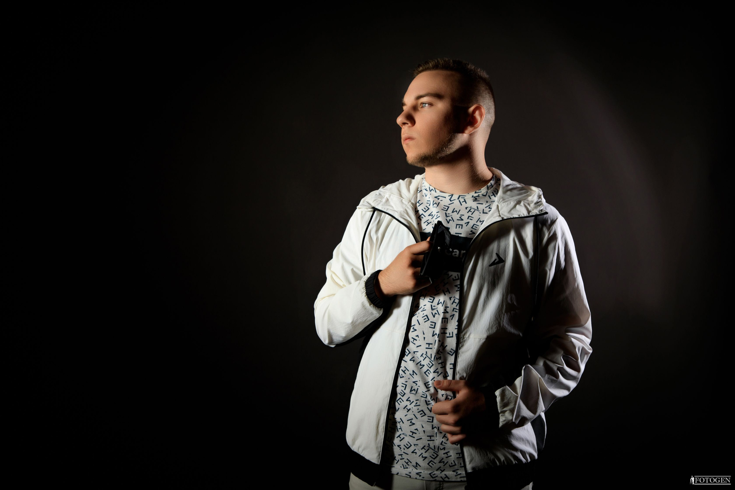 Профессиональная мужская фотосессия в Fotogen: Ваша история в кадре. Интерьерная фотостудия FOTOGEN г. Краснодар