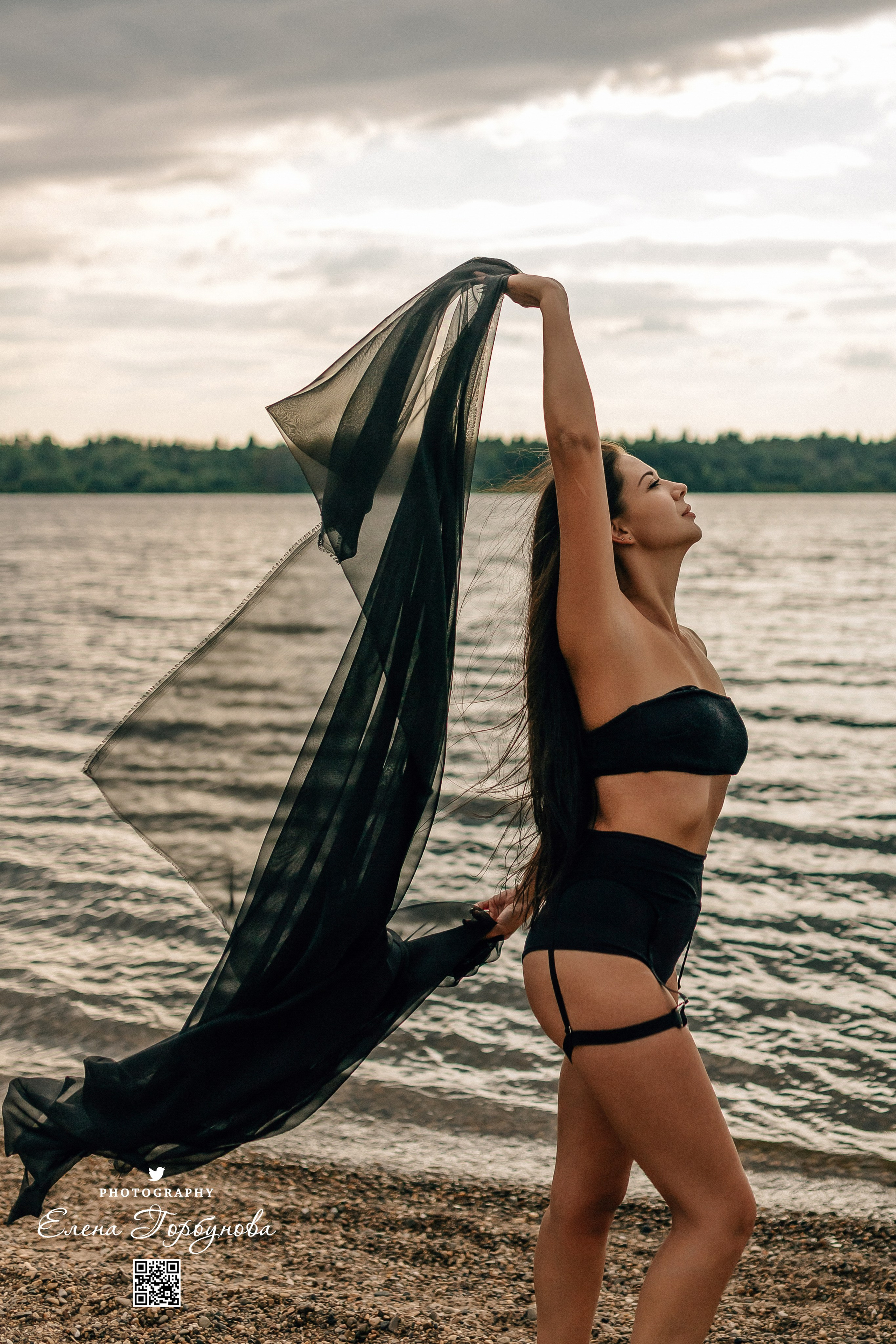 Черная серия с тканью. Набережная. Александра и Таисия. Июль 2025 г. Фотограф Пермь. Свадьбы. Семья и дети, школа, д. сад. Фотокниги