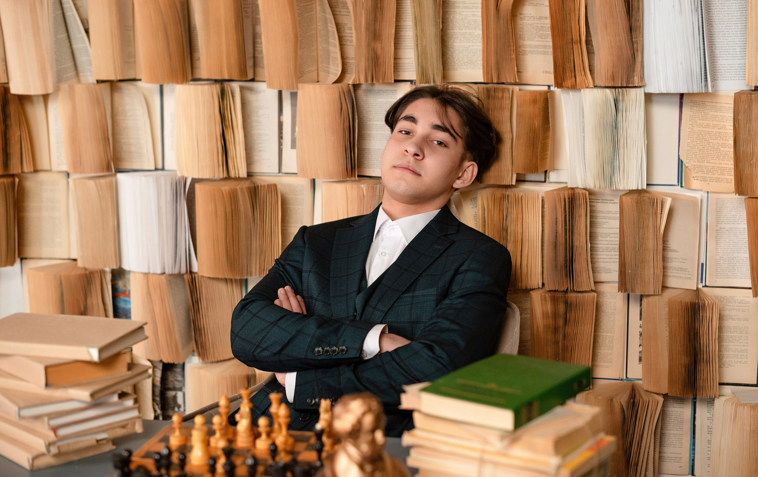 Выпускник школы №24 города Сургута на профессиональной фотосессии.