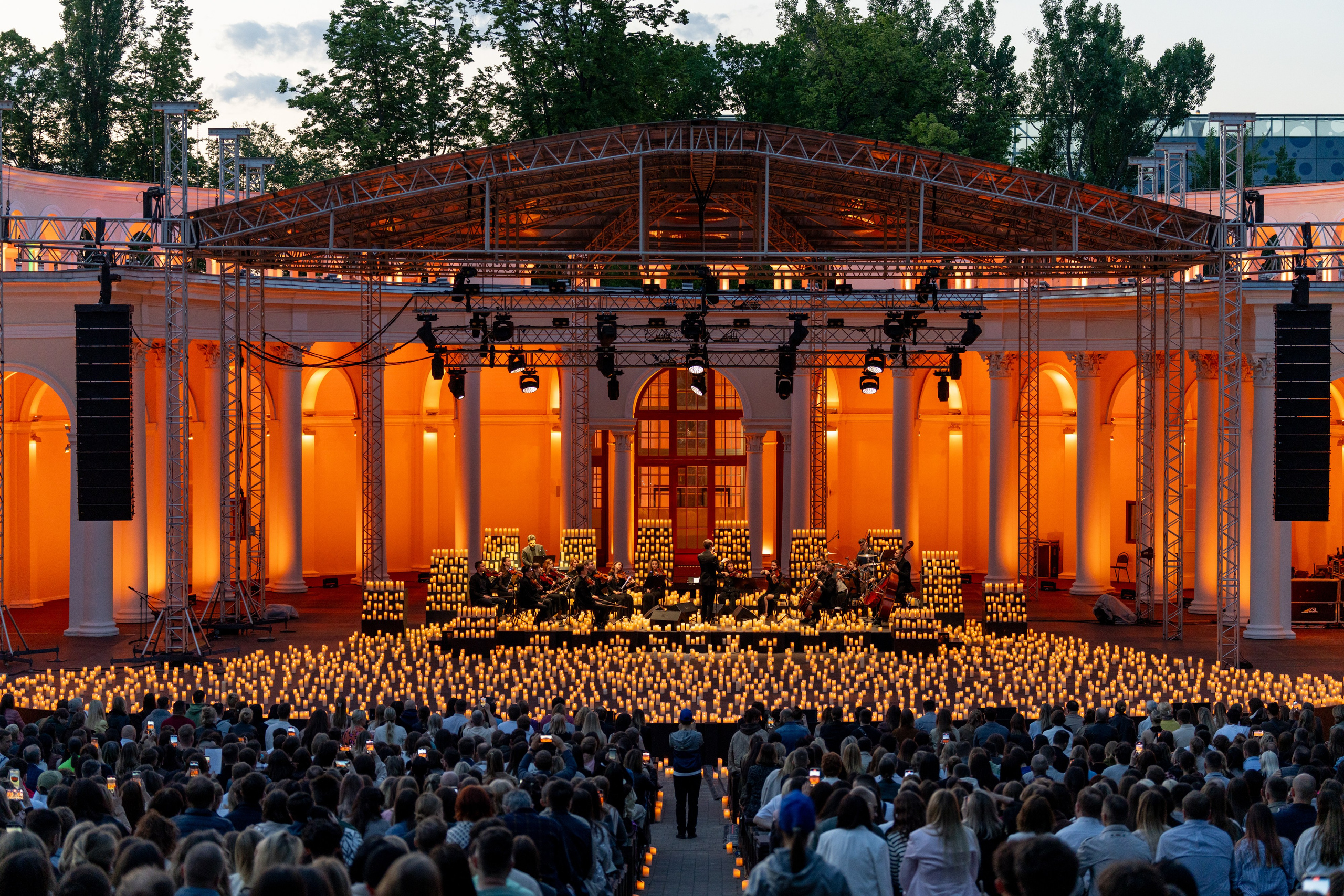 Симфонический оркестр Lumisfera при свечах. Фотограф Никита Комаров