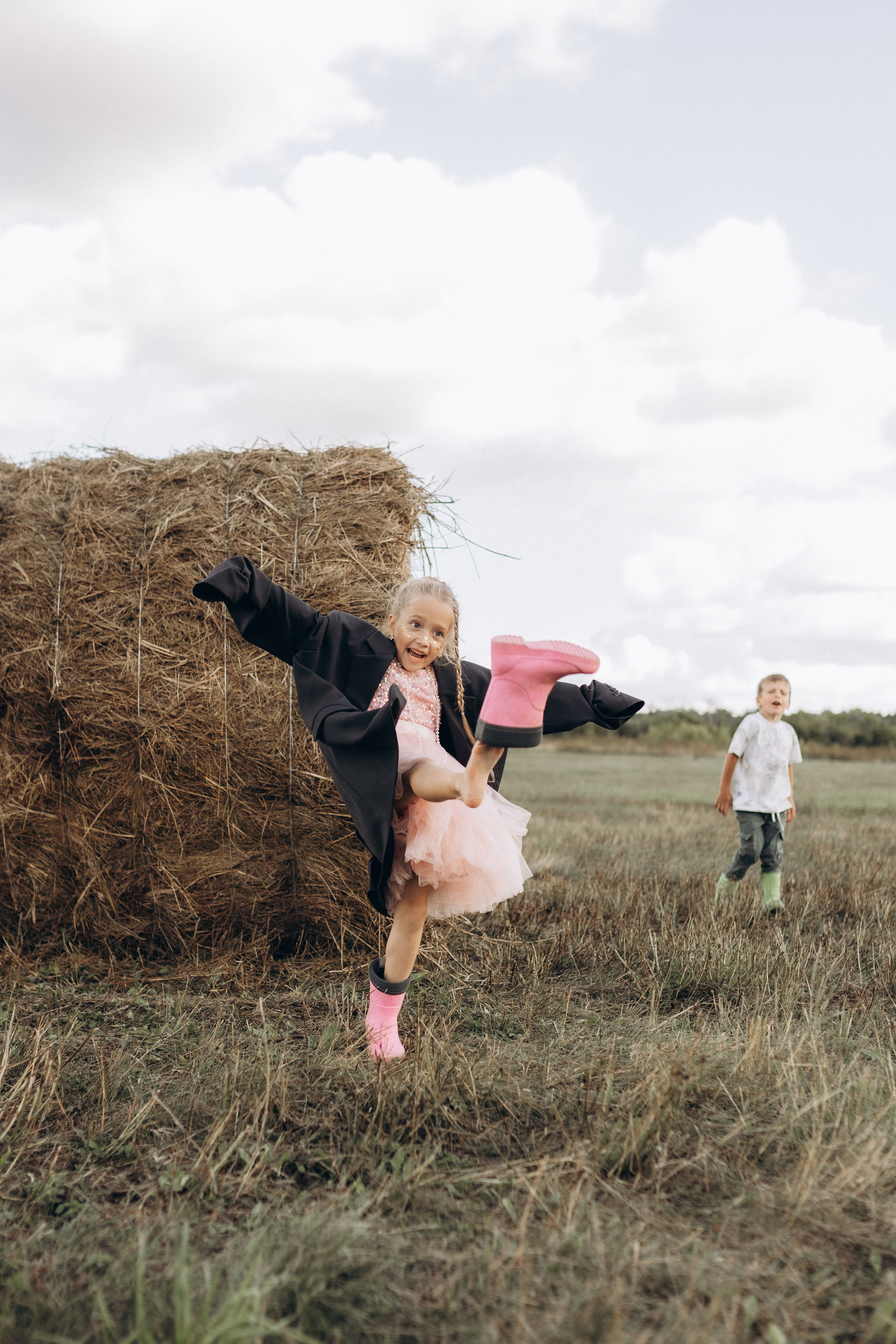 Вика и Миша на сене. Семейный фотограф lifestyle в Новосибирске Елена Шпилевая