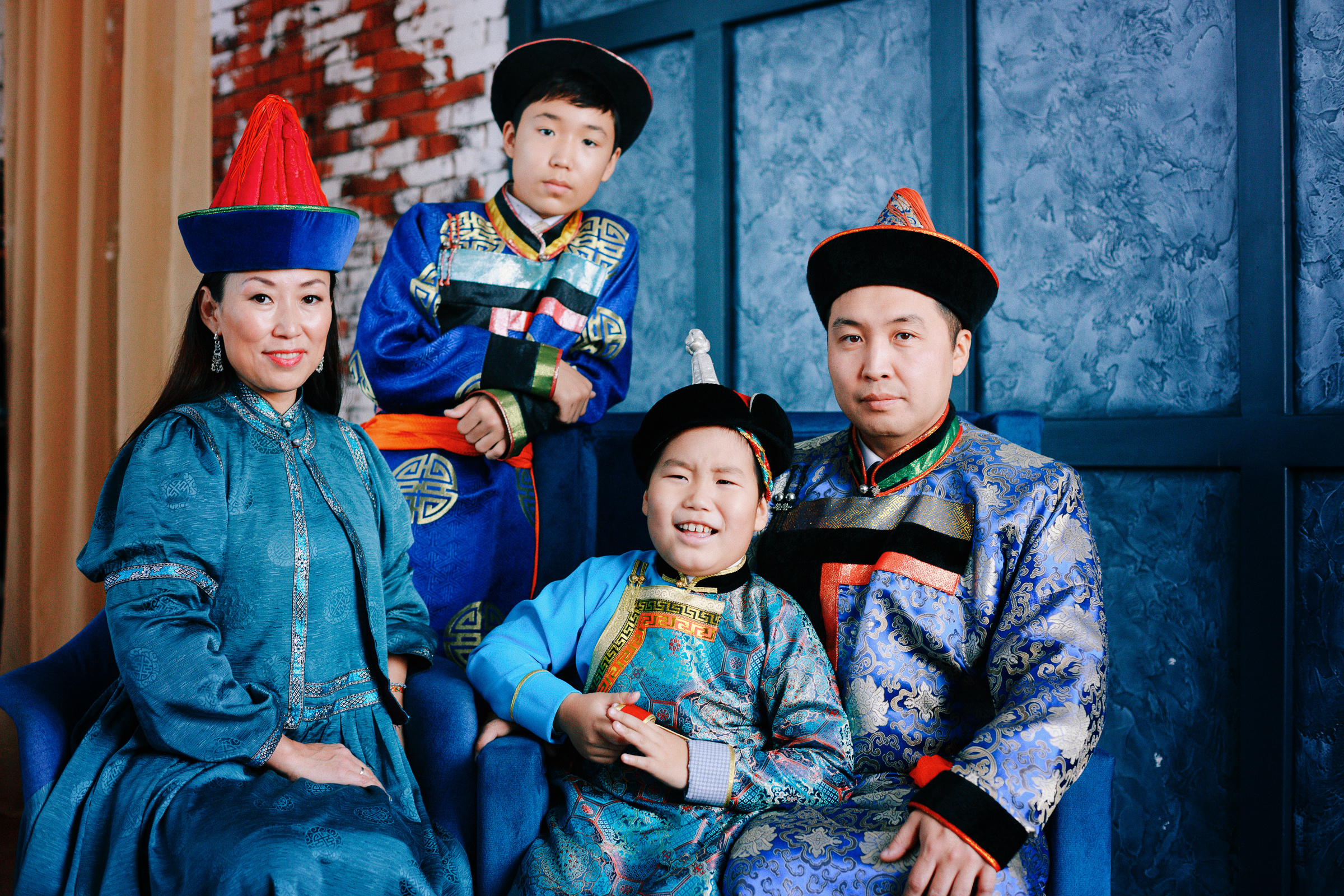 Семейная фотосессия в национальных костюмах. Семейный и детский фотограф в г. Улан-Удэ
