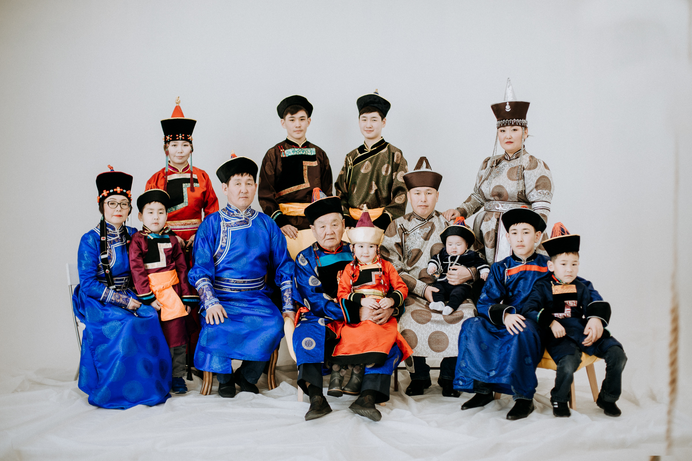 Семейная фотосессия в национальных костюмах. Семейный и детский фотограф в г. Улан-Удэ