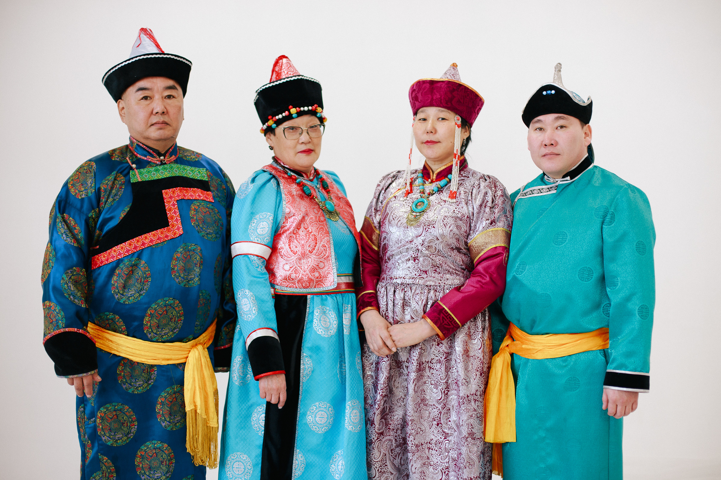 Семейная фотосессия в национальных костюмах. Семейный и детский фотограф в г. Улан-Удэ