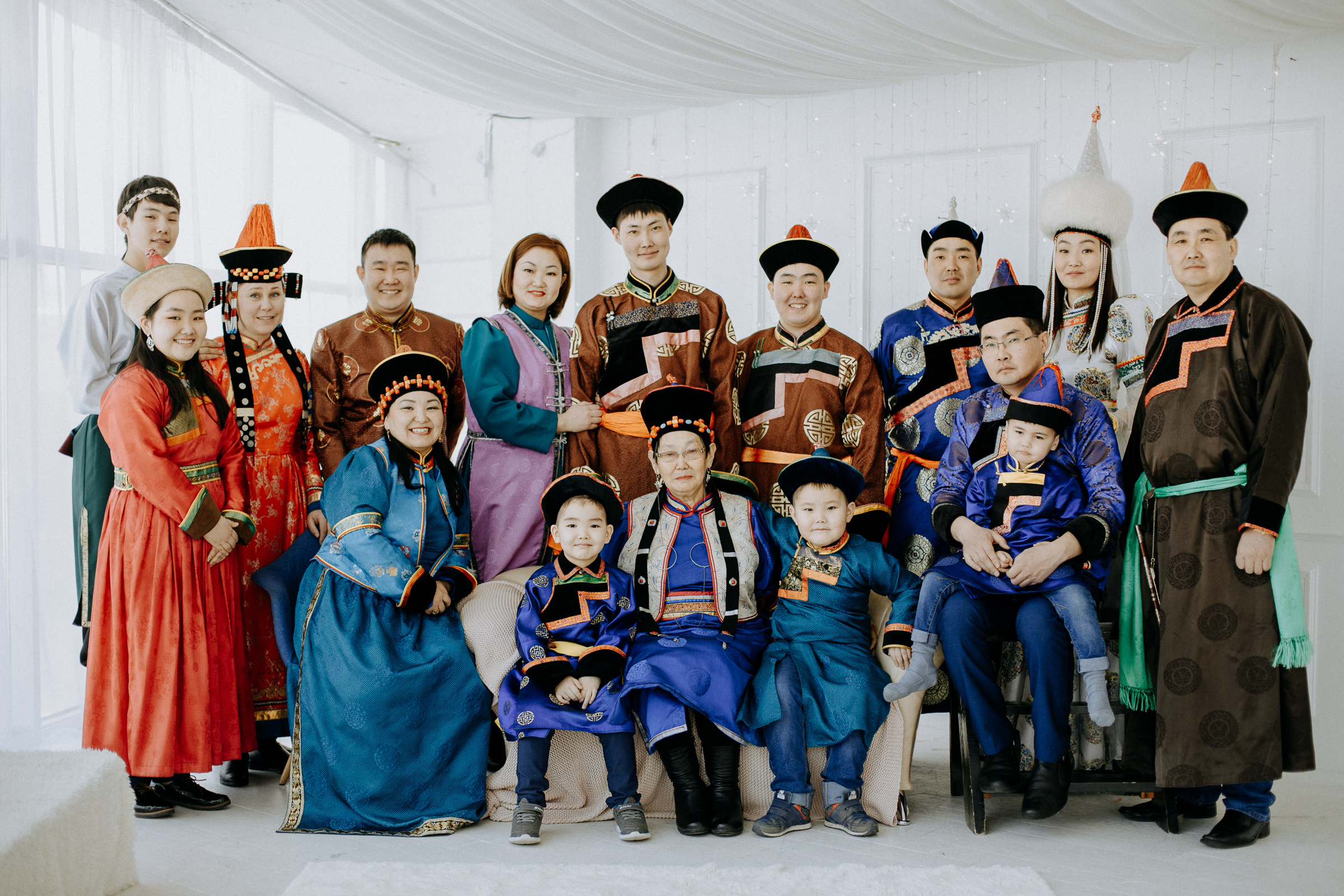 Семейная фотосессия в национальных костюмах. Семейный и детский фотограф в г. Улан-Удэ