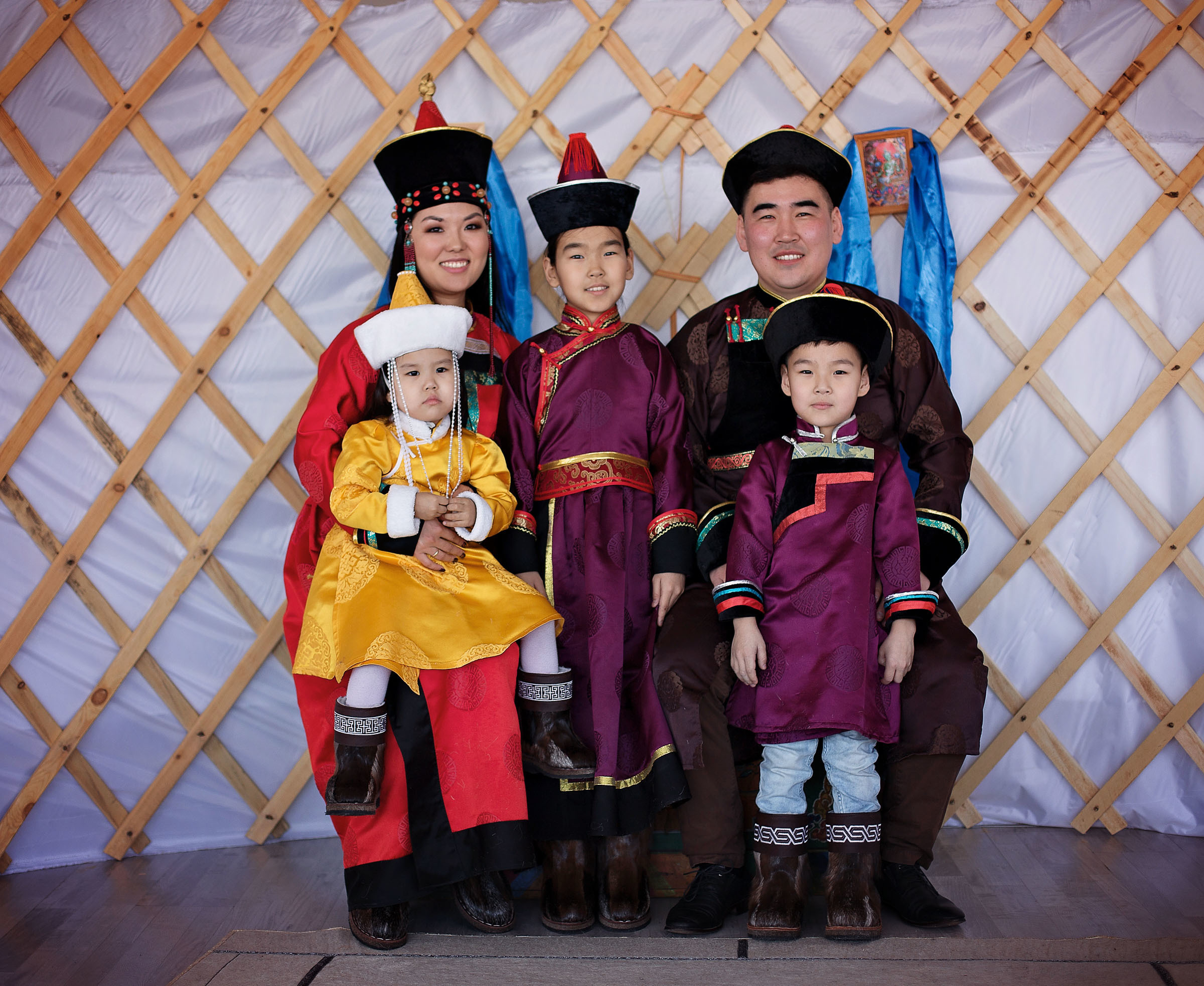 Семейная фотосессия в национальных костюмах. Семейный и детский фотограф в г. Улан-Удэ