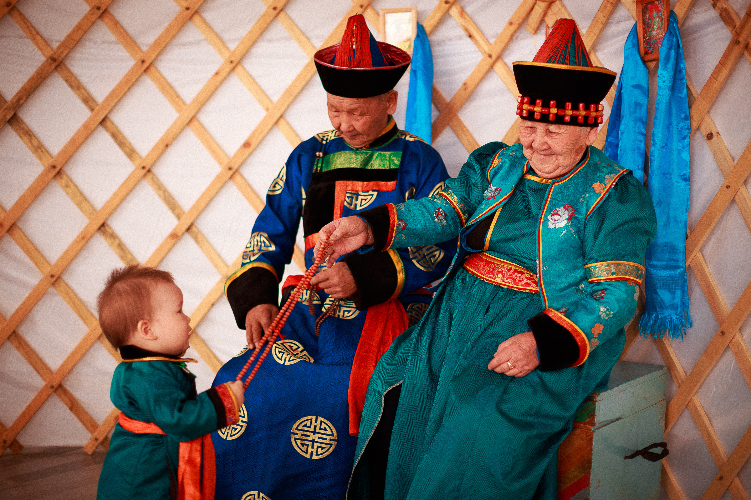 Семейная фотосессия в национальных костюмах. Семейный и детский фотограф в г. Улан-Удэ