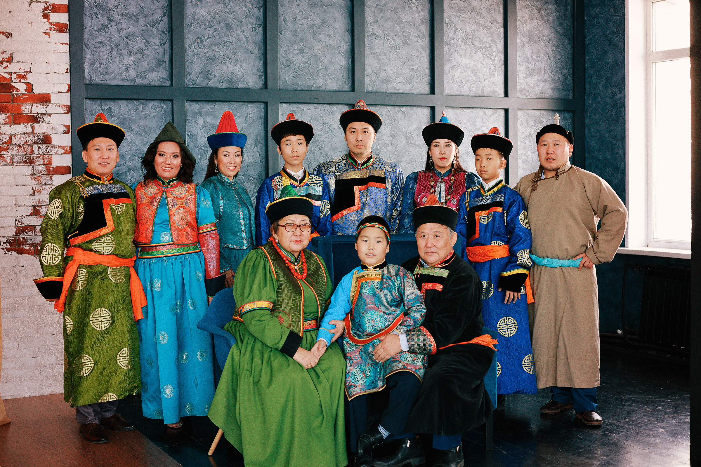 Семейная фотосессия в национальных костюмах. Семейный и детский фотограф в г. Улан-Удэ