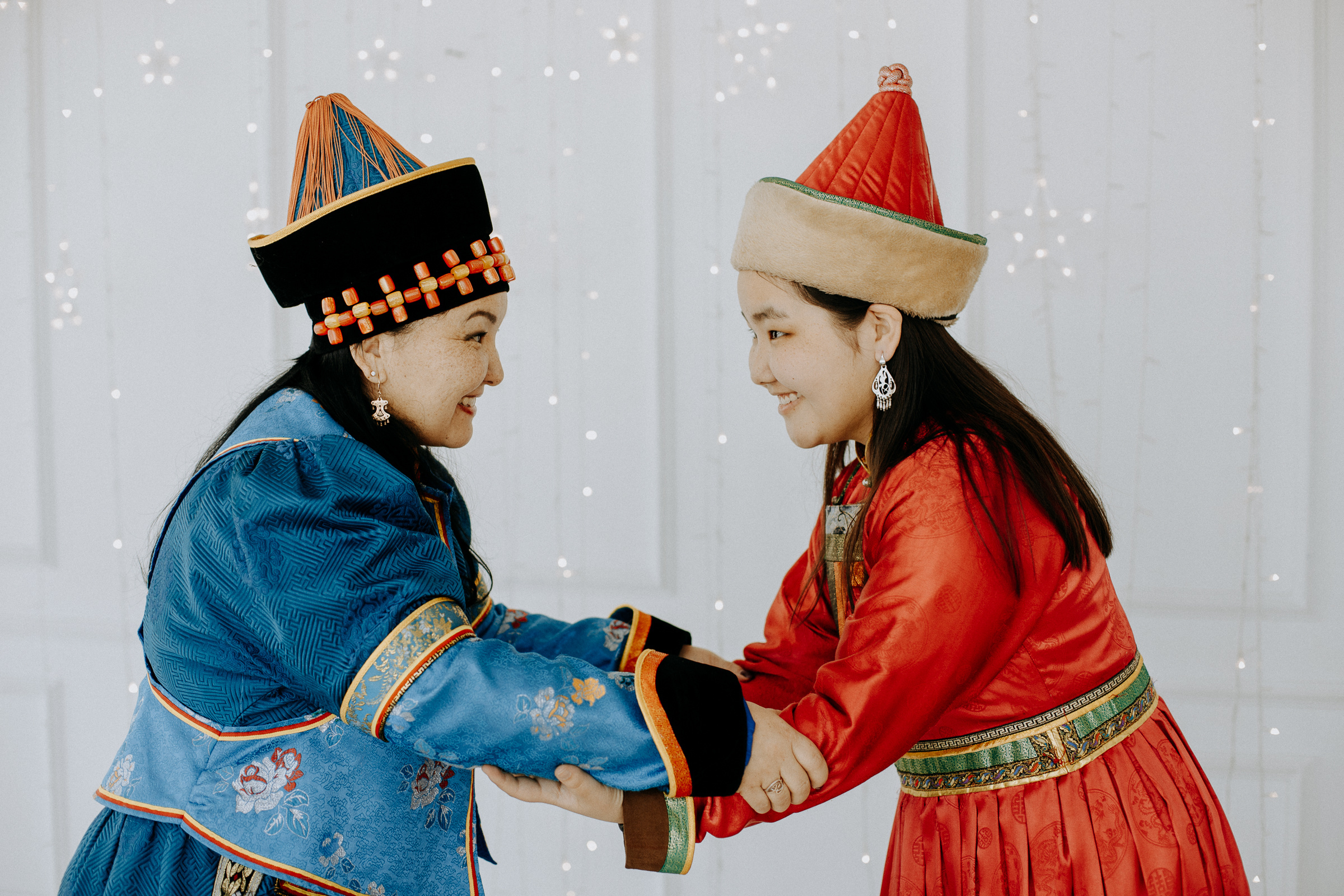 Семейная фотосессия в национальных костюмах. Семейный и детский фотограф в г. Улан-Удэ