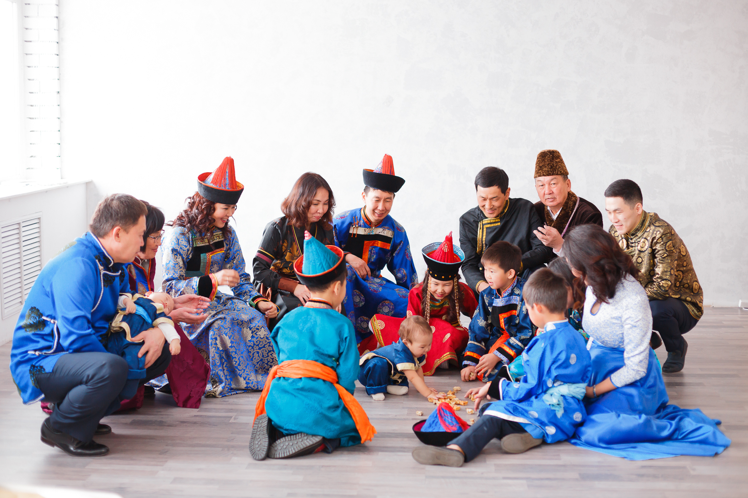 Семейная фотосессия в национальных костюмах. Семейный и детский фотограф в г. Улан-Удэ