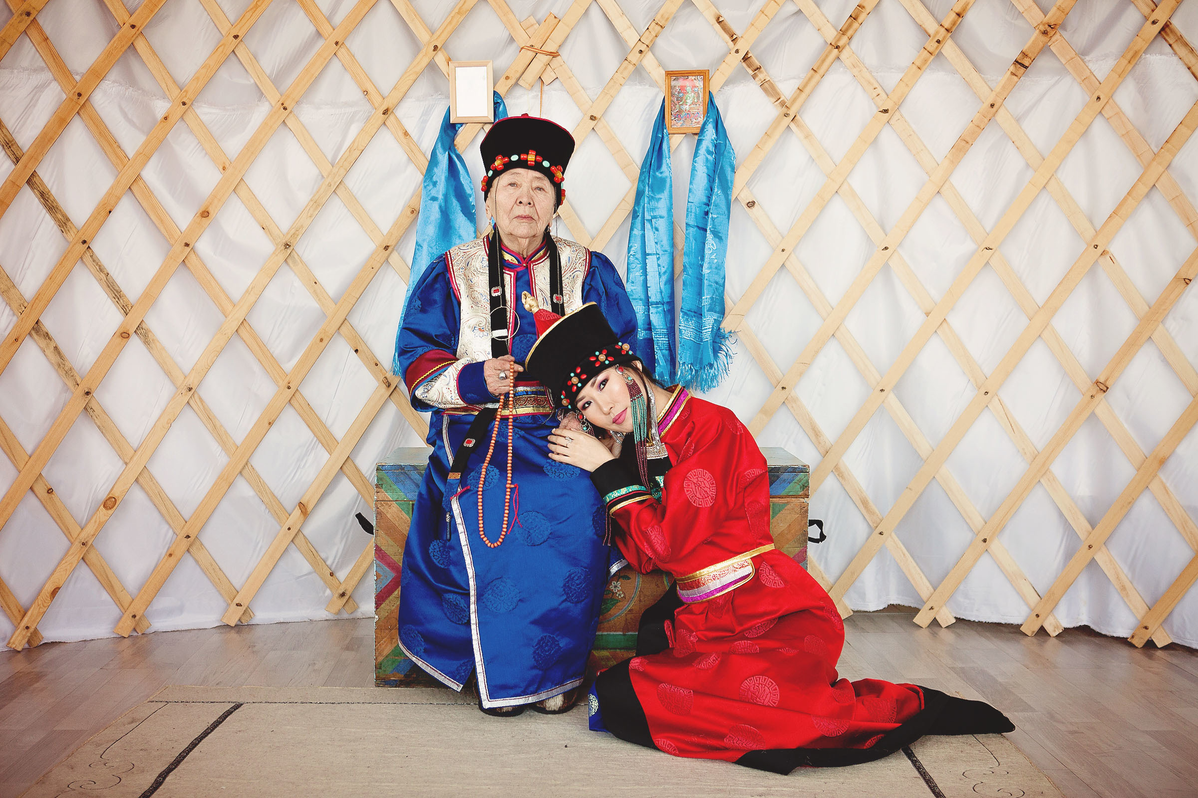 Семейная фотосессия в национальных костюмах. Семейный и детский фотограф в г. Улан-Удэ