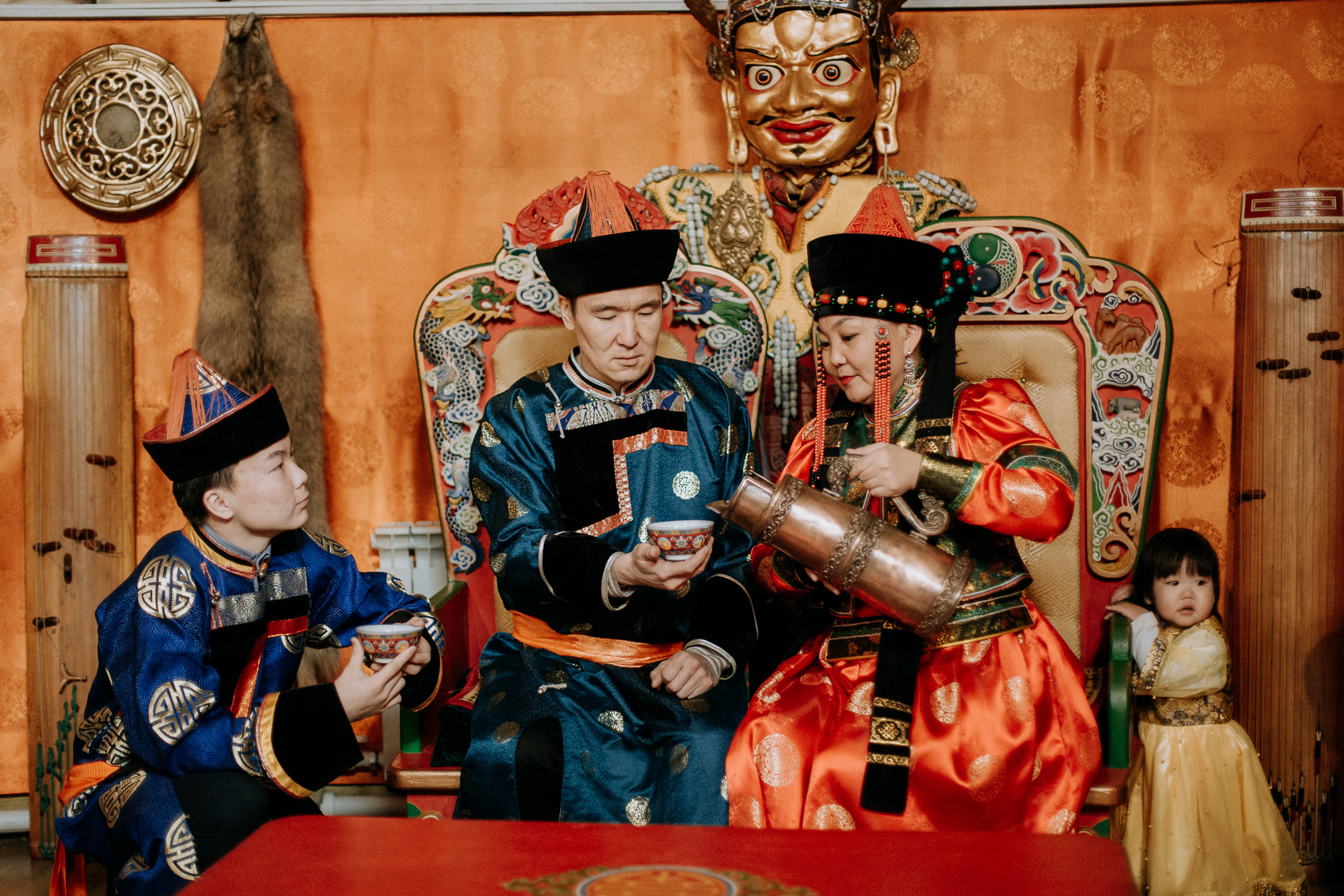 Семейная фотосессия в национальных костюмах. Семейный и детский фотограф в г. Улан-Удэ