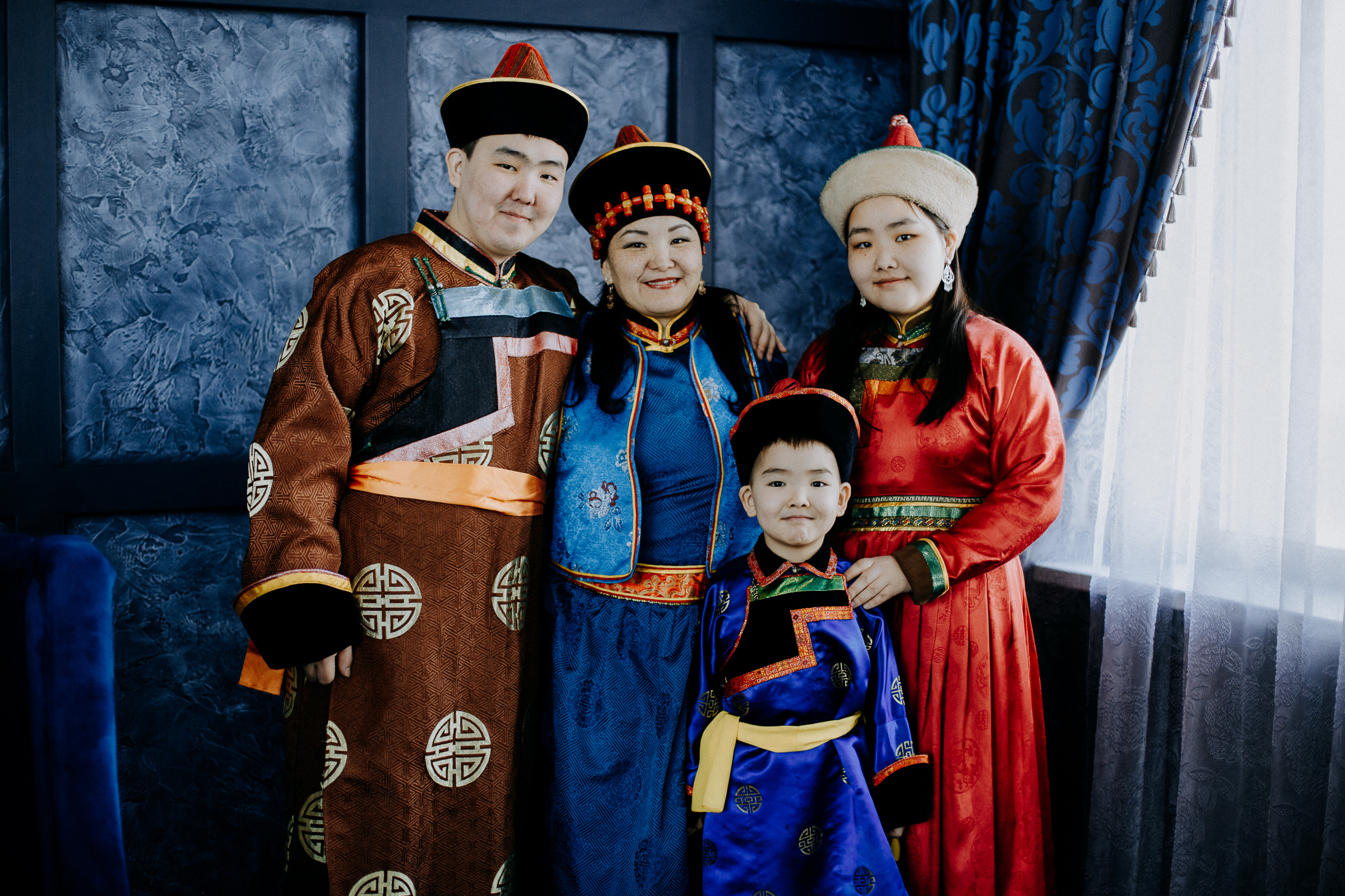 Семейная фотосессия в национальных костюмах. Семейный и детский фотограф в г. Улан-Удэ
