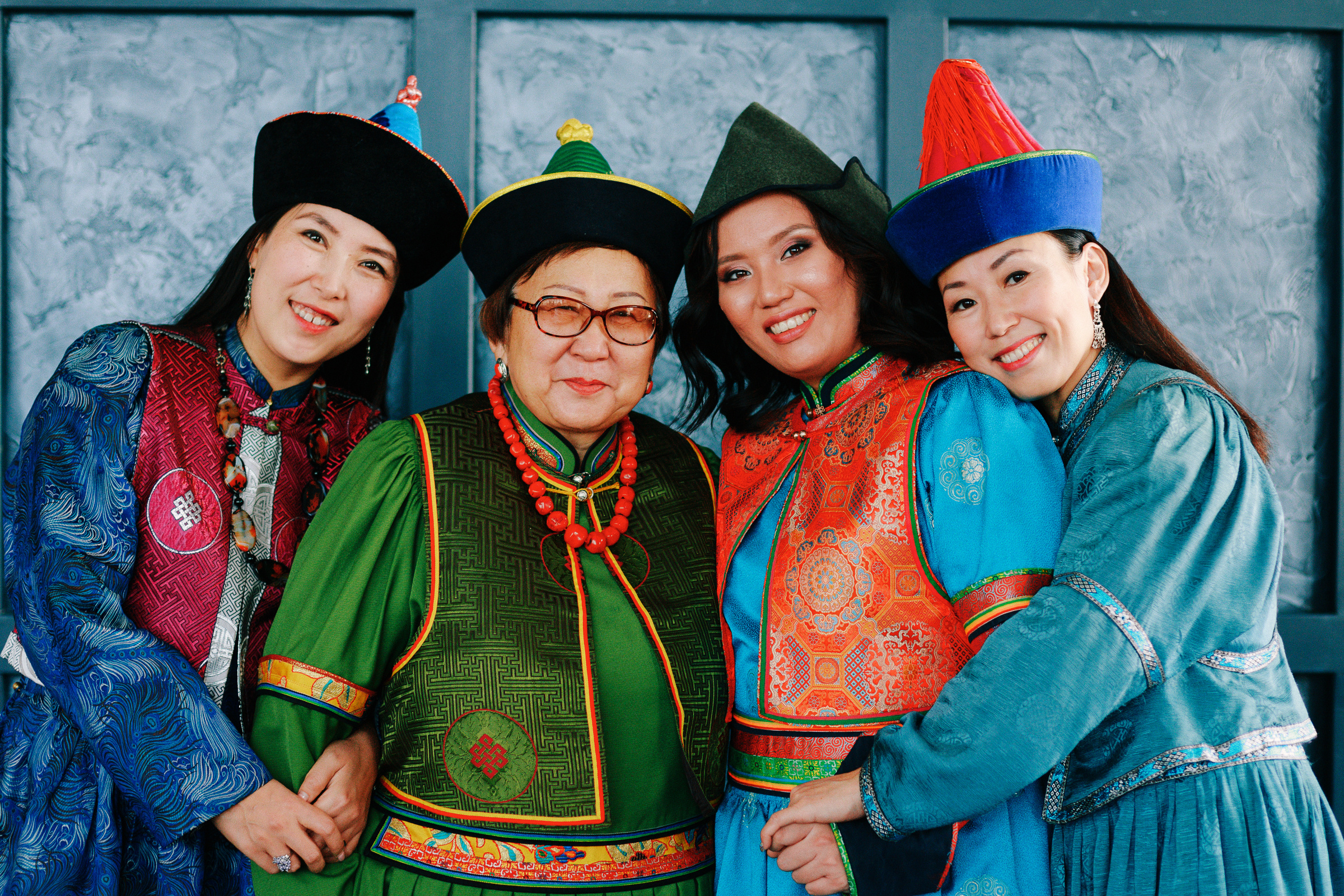 Семейная фотосессия в национальных костюмах. Семейный и детский фотограф в г. Улан-Удэ