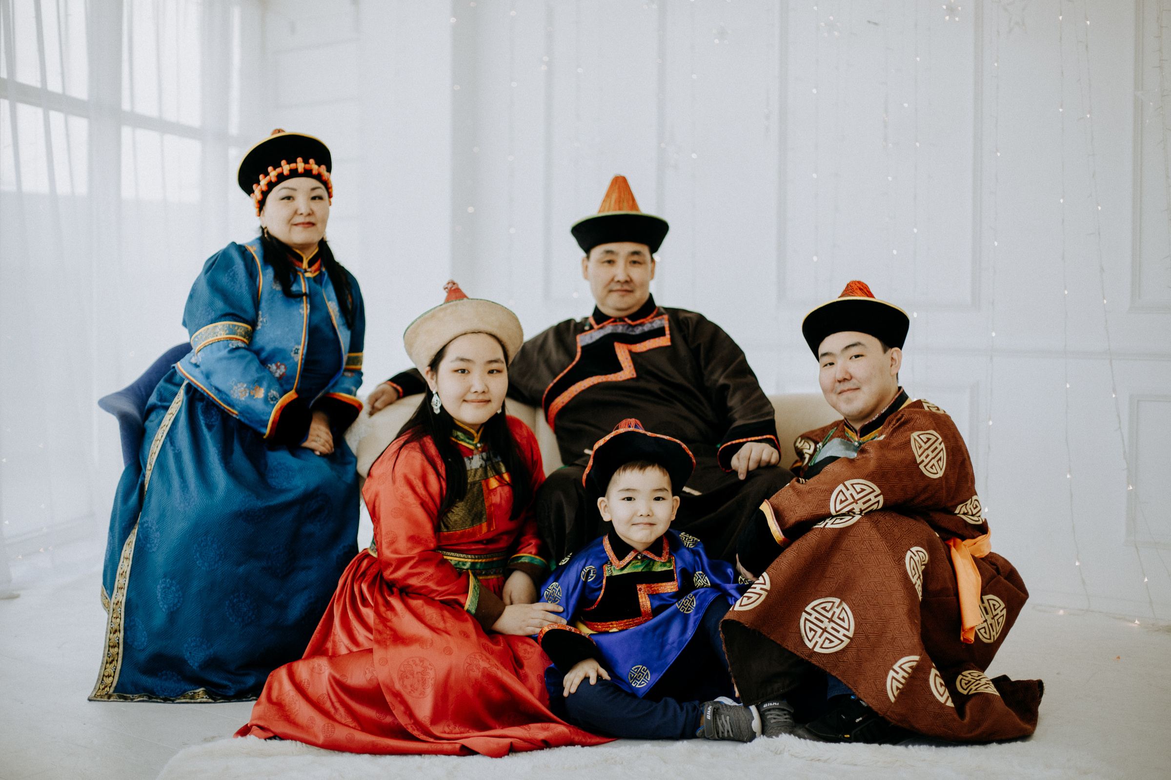 Семейная фотосессия в национальных костюмах. Семейный и детский фотограф в г. Улан-Удэ