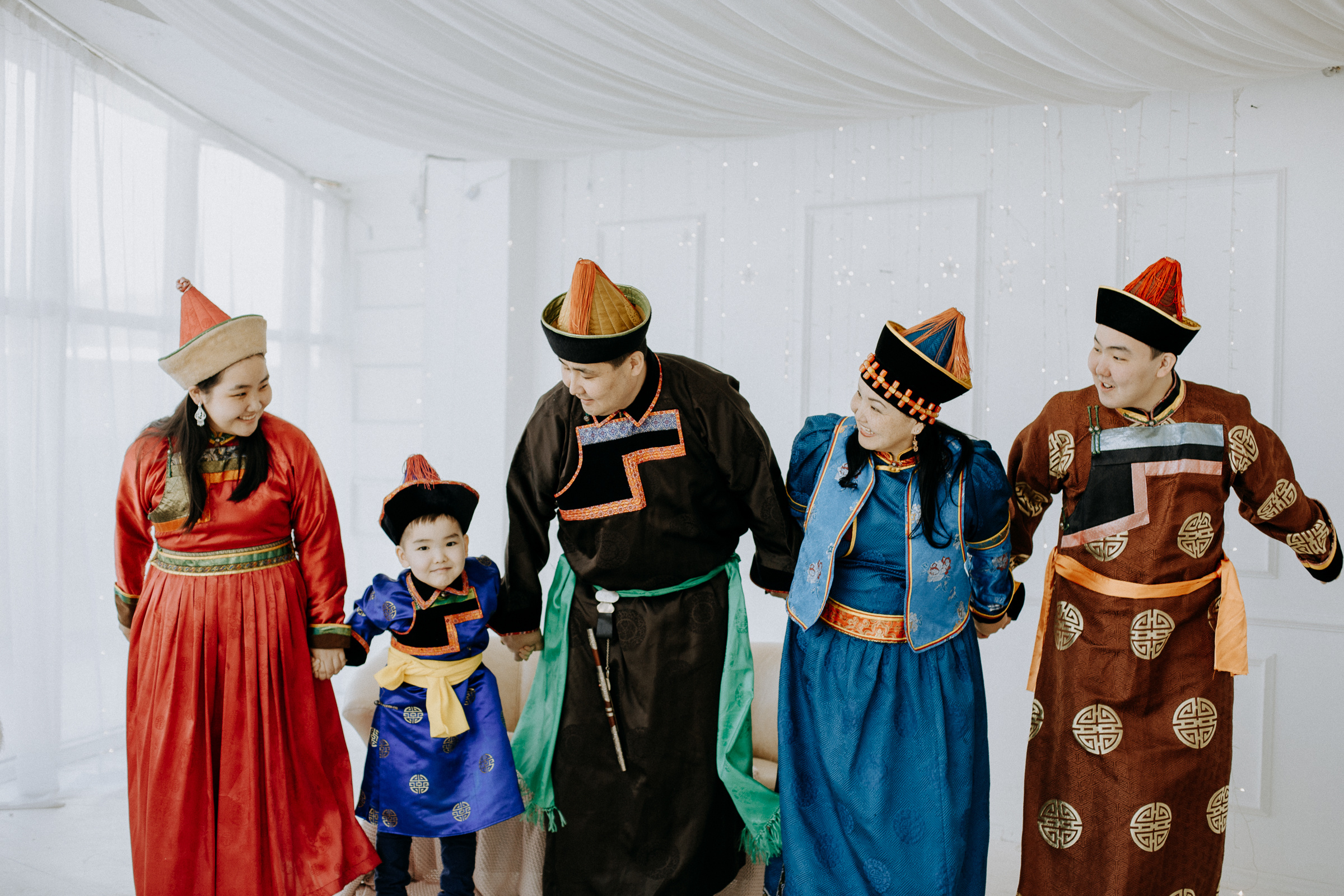 Семейная фотосессия в национальных костюмах. Семейный и детский фотограф в г. Улан-Удэ