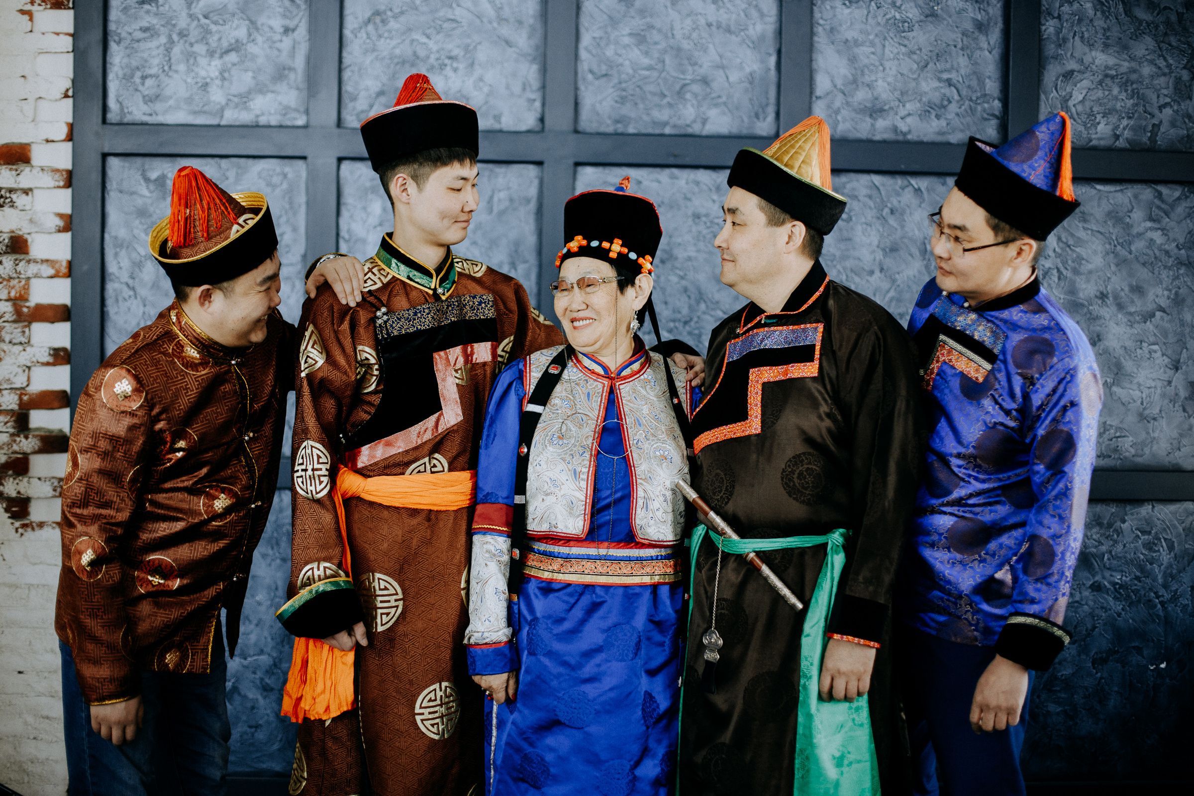 Семейная фотосессия в национальных костюмах. Семейный и детский фотограф в г. Улан-Удэ