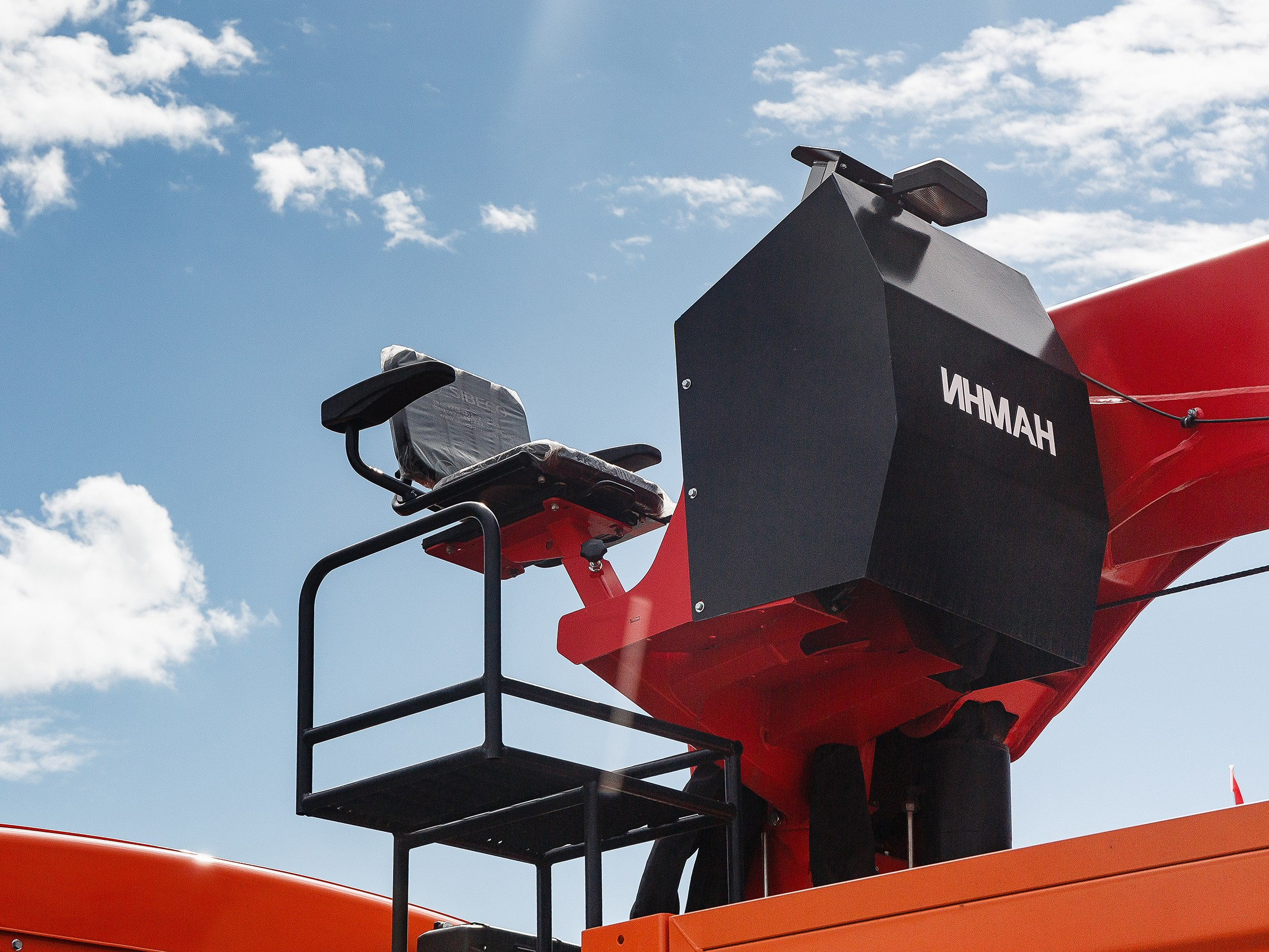 Профессиональная съёмка легковых автомобилей и большегрузов для продажи и контента. Выездная фотосессия спецтехники в Санкт-Петербурге. Репортажный фотограф Сергей Пушкин в СПб. Промышленная фотосъёмка авто. Фотограф для дилеров и производителей. 