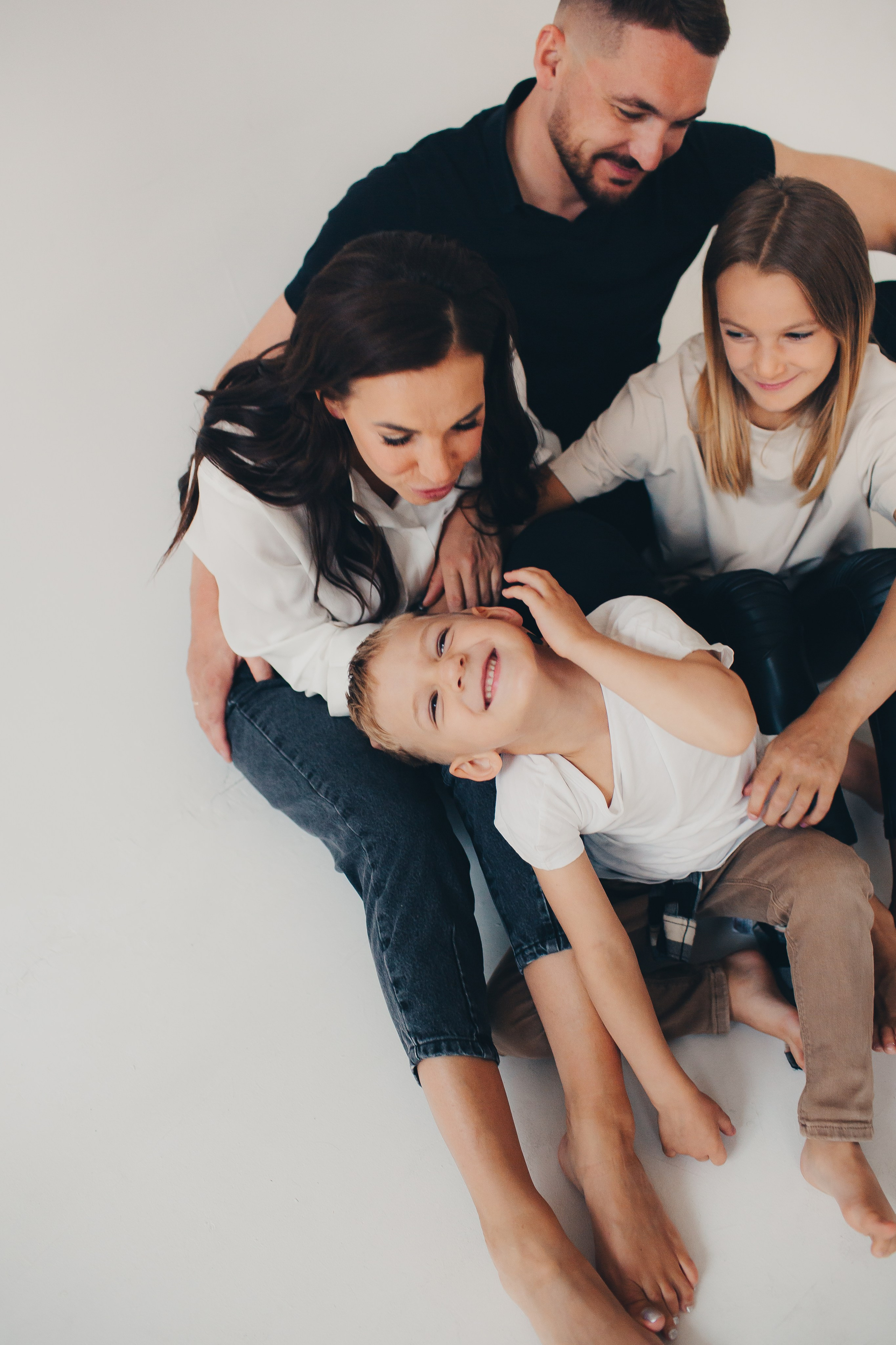 Семейная съёмка на белом фоне. Фотограф Евгения Мальцева, Архангельск