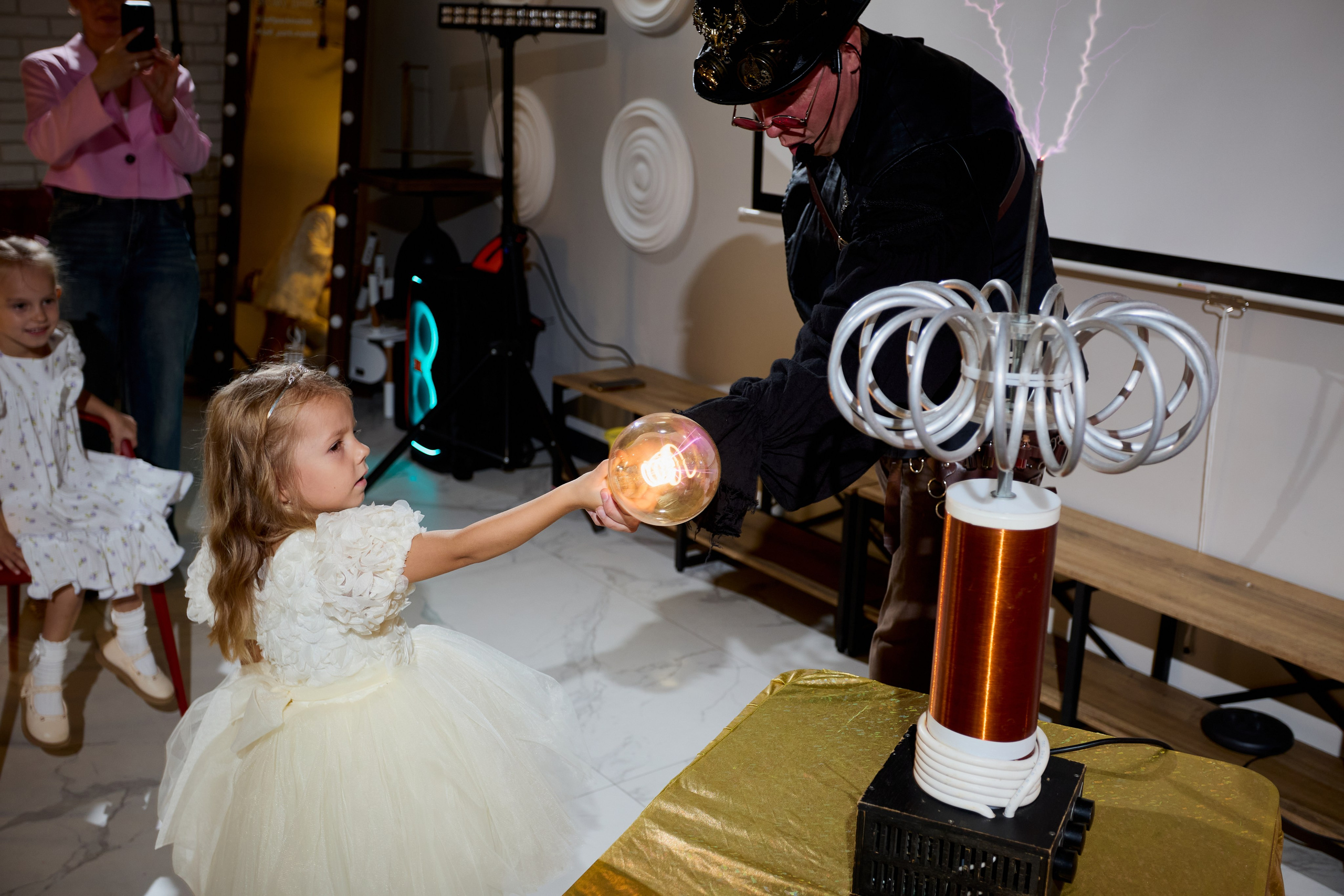 Малифисента и Тесла шоу. Свадебный фотограф Москва и Московская область Борисов Сергей