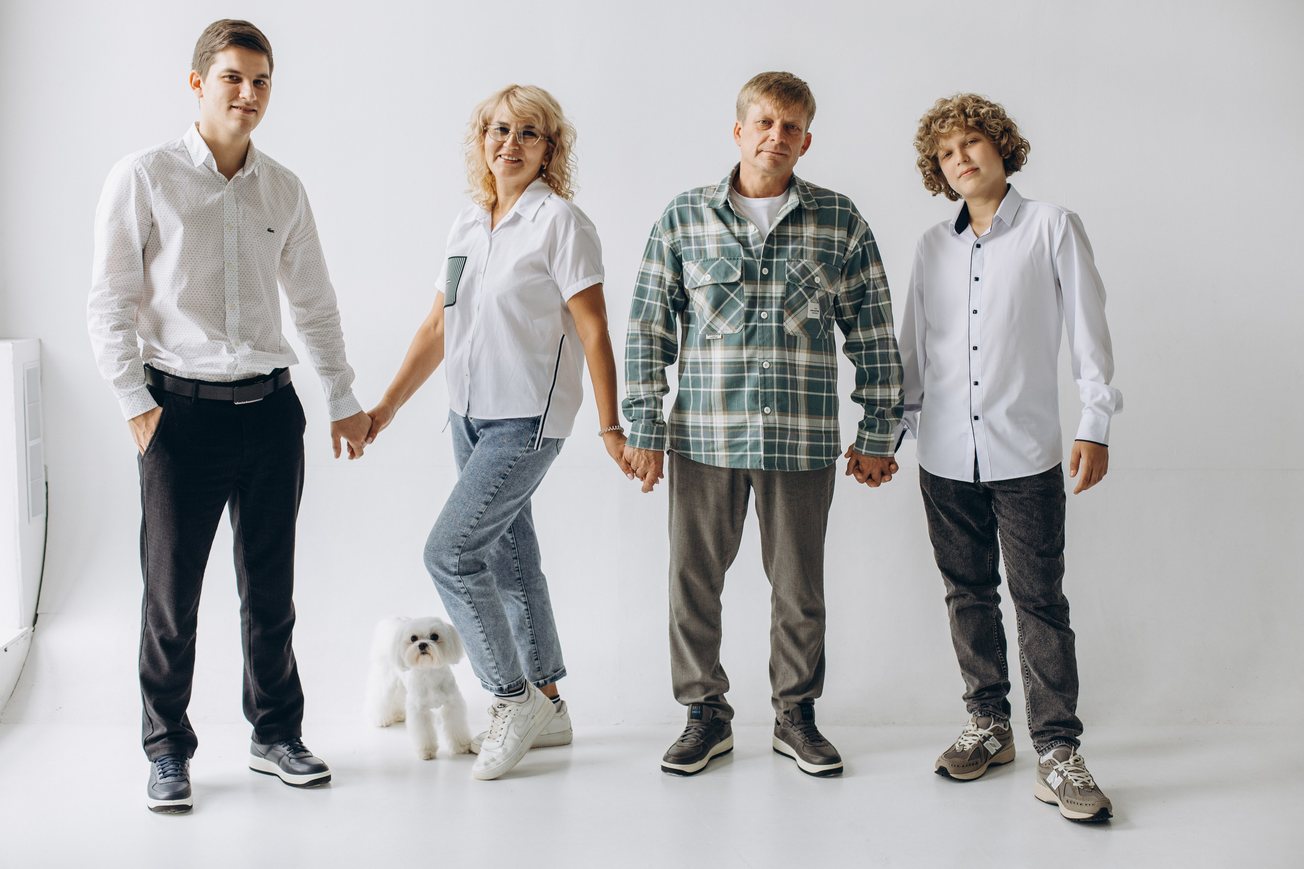 студийный портрет семьи на циклораме