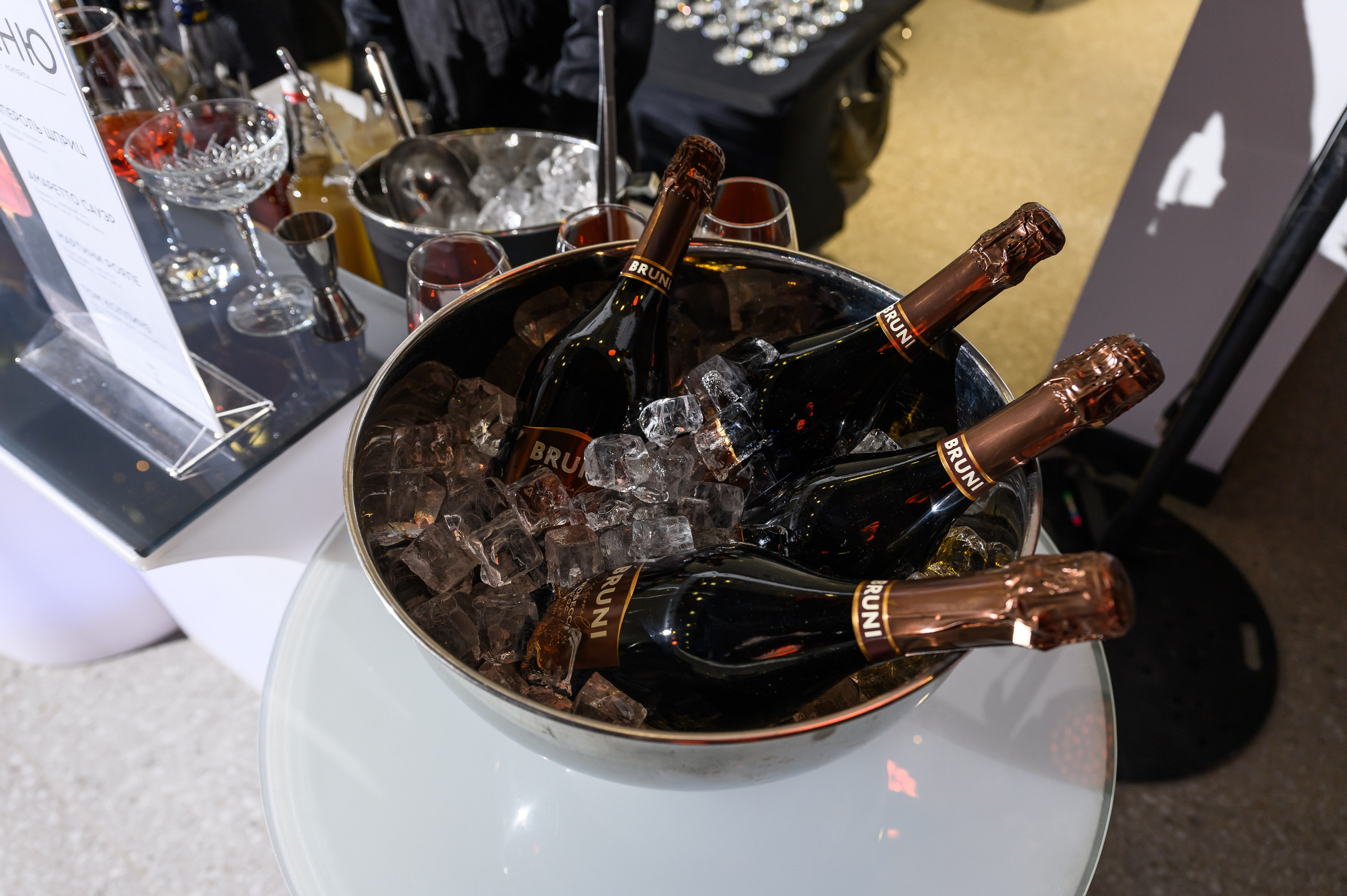 Автосалон Танк. Свадебный фотограф Москва Юрий Кульман