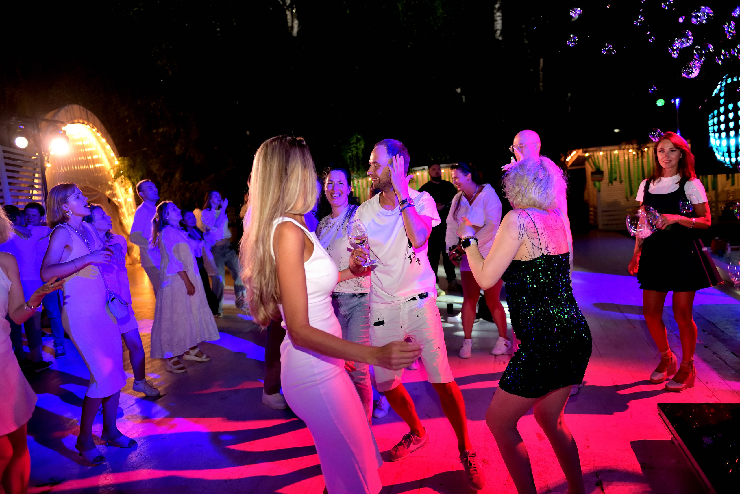 "Красивые люди танцуют на концерте в парке "Березы".