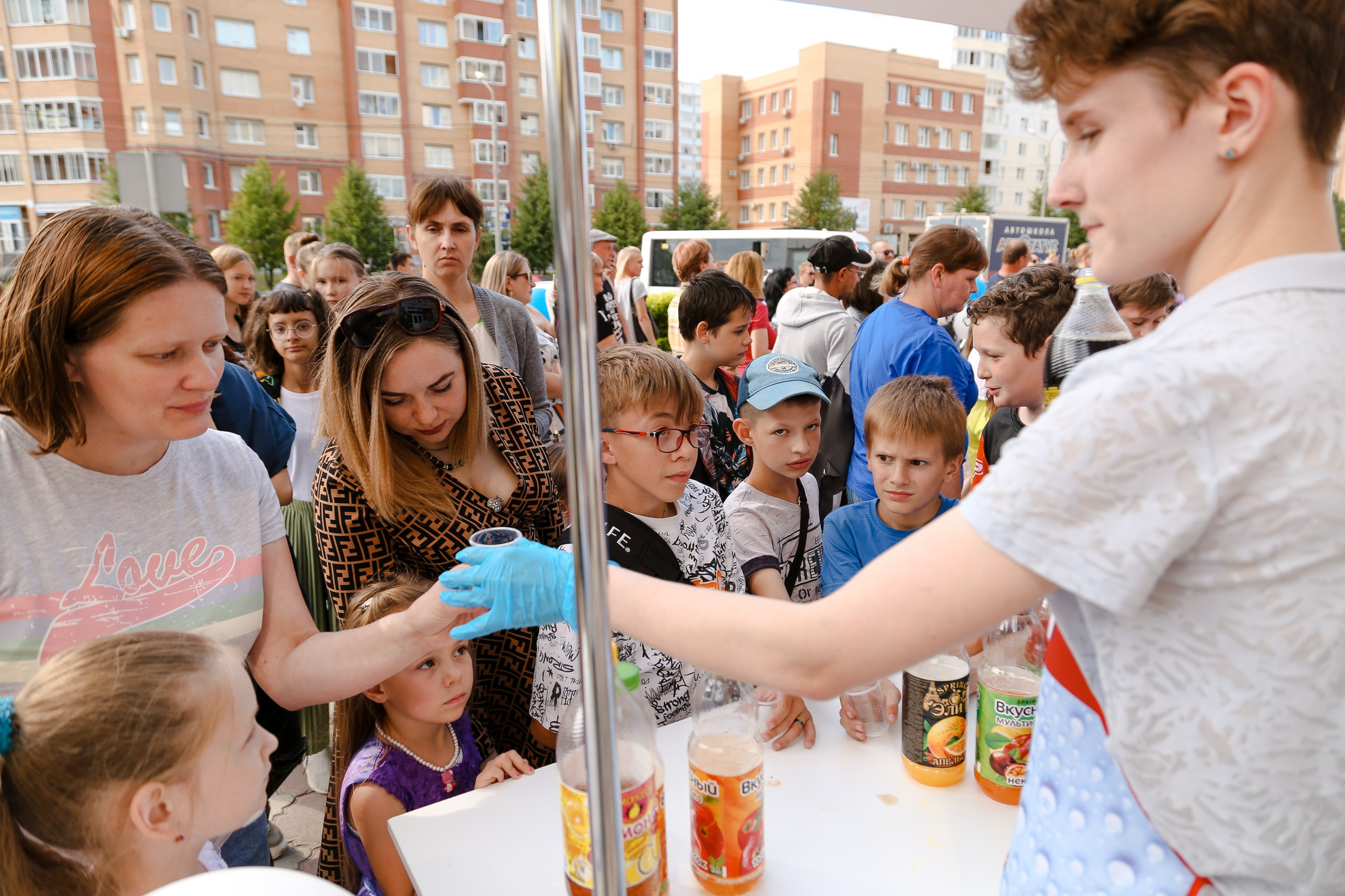 Уличная презентация автошколы. Портретный и репортажный фотограф. Мыльников Илья