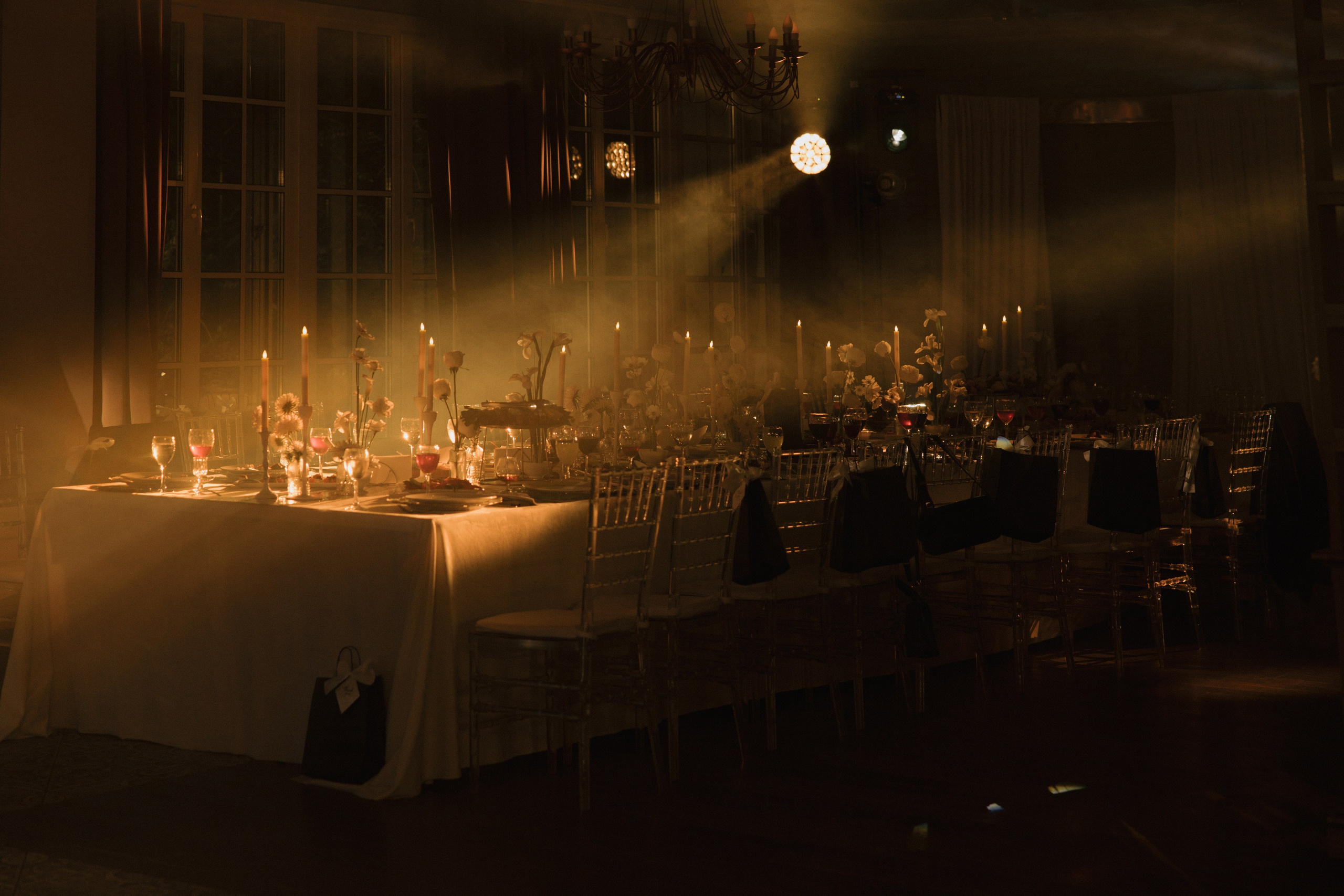 Банкетный зал в лучах золотистого света/свет на свадьбу. Световое оформление свадебных мероприятий и банкетов в Москве и Подмосковье