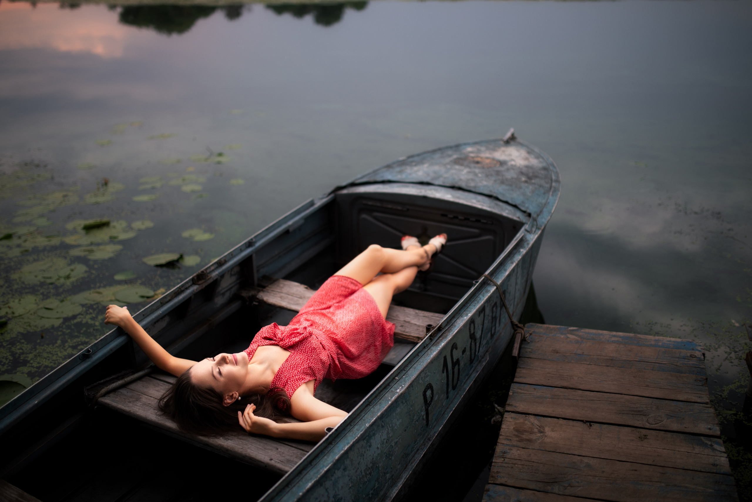 Съемка с Екатериной на рассвете на берегу реки