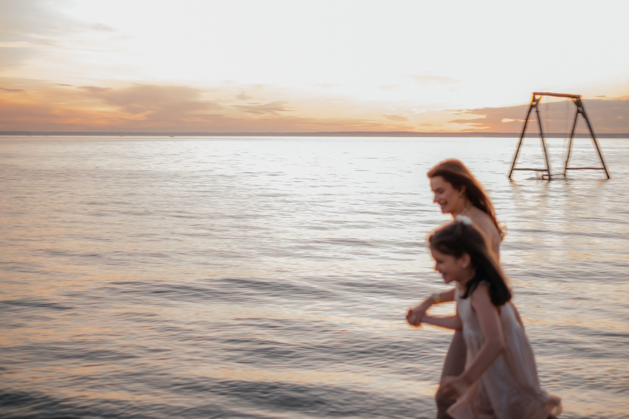 Катя с дочками на берегу. Фотограф в Новосибирске Диана Ильиных